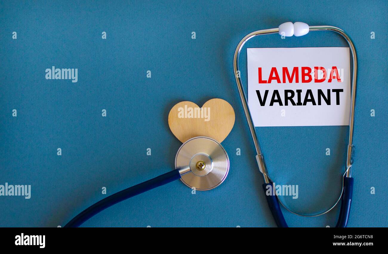 Simbolo di deformazione variante lambda Covid-19. Scheda bianca, parole variante lambda, stetoscopio, sfondo blu. Cuore di legno. Variante medica e covid-19 lambda Foto Stock