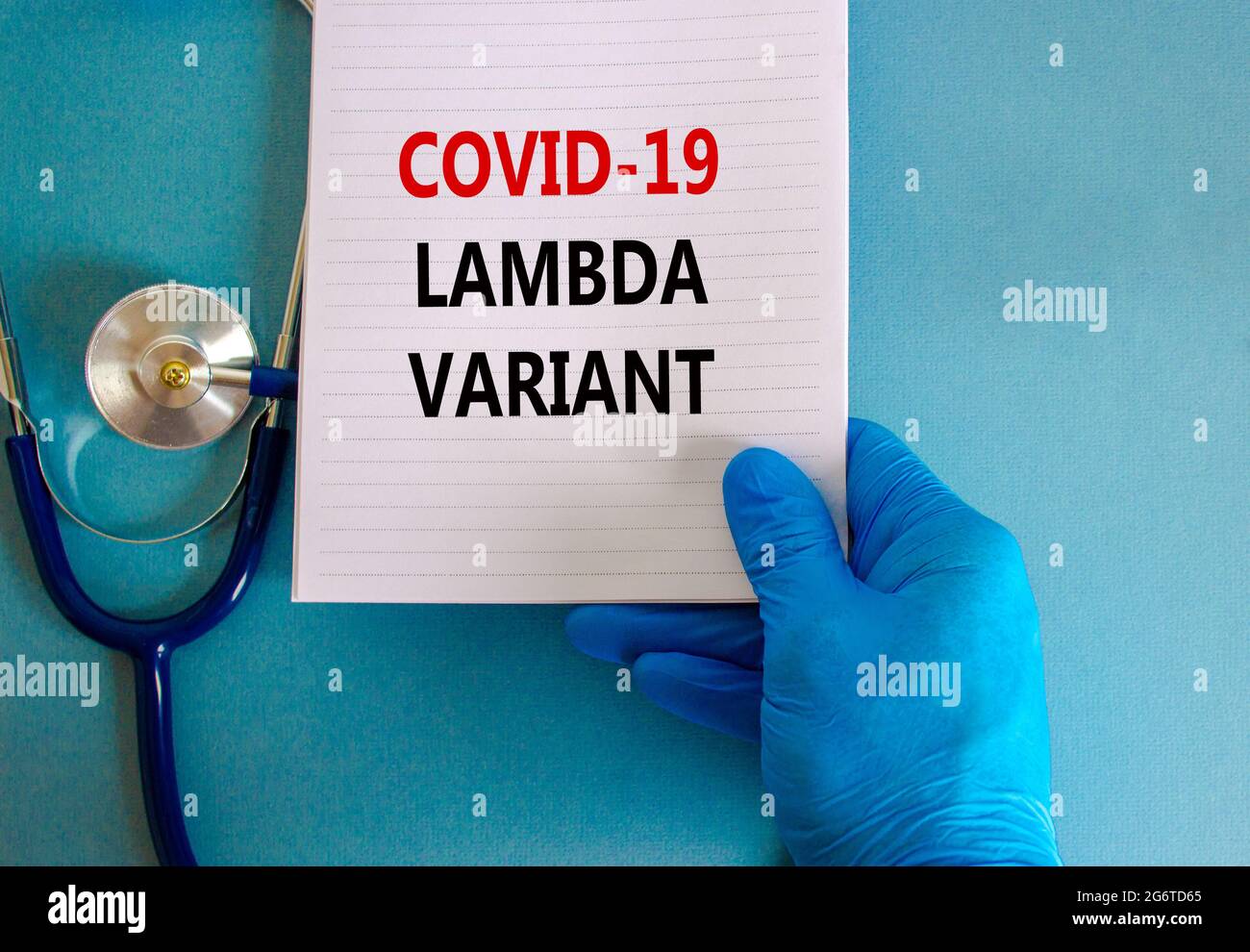 Simbolo di deformazione variante lambda Covid-19. Mano del medico in guanto blu, carta bianca. Parole chiave del concetto "variante lambda Covid-19". Stetoscopio. Medico, COVID-19 Foto Stock