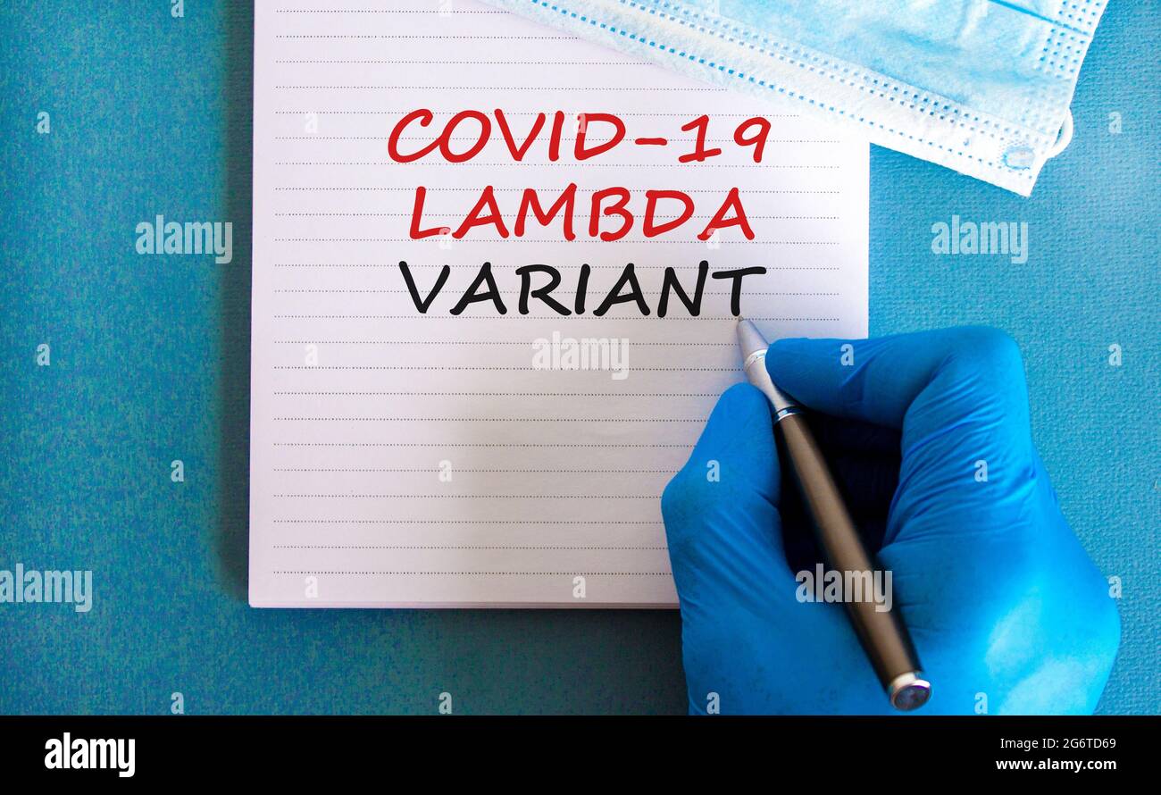 Simbolo di deformazione variante lambda Covid-19. Guanto blu con cartoncino bianco. Concetto di variante lambda Covid-19. Penna metallica. Medico, COVID-19 lambd Foto Stock