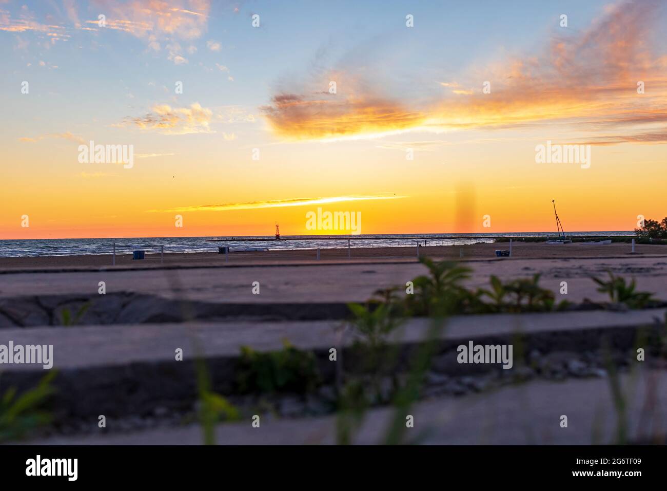 Il sole comincia a sorgere su un lago Foto Stock