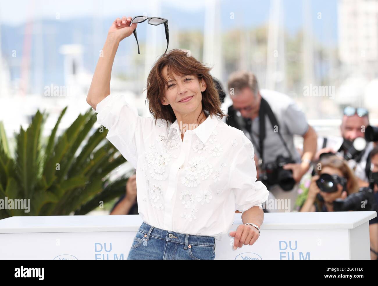 (210708) -- CANNES, 8 luglio 2021 (Xinhua) -- l'attrice francese Sophie Marceau si pone durante una fotocellula per il film 'Tout s'est Bien Passe' (Everything Went fine) alla 74a edizione del Festival di Cannes, Francia meridionale, l'8 luglio 2021. "Everything Went fine" gareggerà per il Palme d'Or durante il 74a Festival Internazionale del Cinema di Cannes. (Xinhua/Gao Jing) Foto Stock