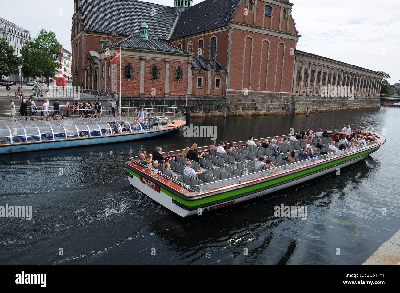 Copenaghen, Danimarca. 08 luglio 2021, il turismo mondiale è tornato in danimarca cappio e il resto della Danimarca crusando barca nel canale di Copenhagen in canpital.(Photo..fra Foto Stock