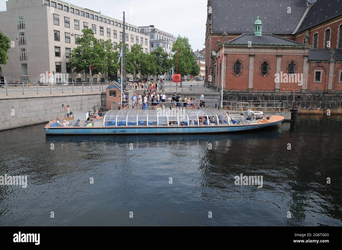 Copenaghen, Danimarca. 08 luglio 2021, il turismo mondiale è tornato in danimarca cappio e il resto della Danimarca crusando barca nel canale di Copenhagen in canpital.(Photo..fra Foto Stock