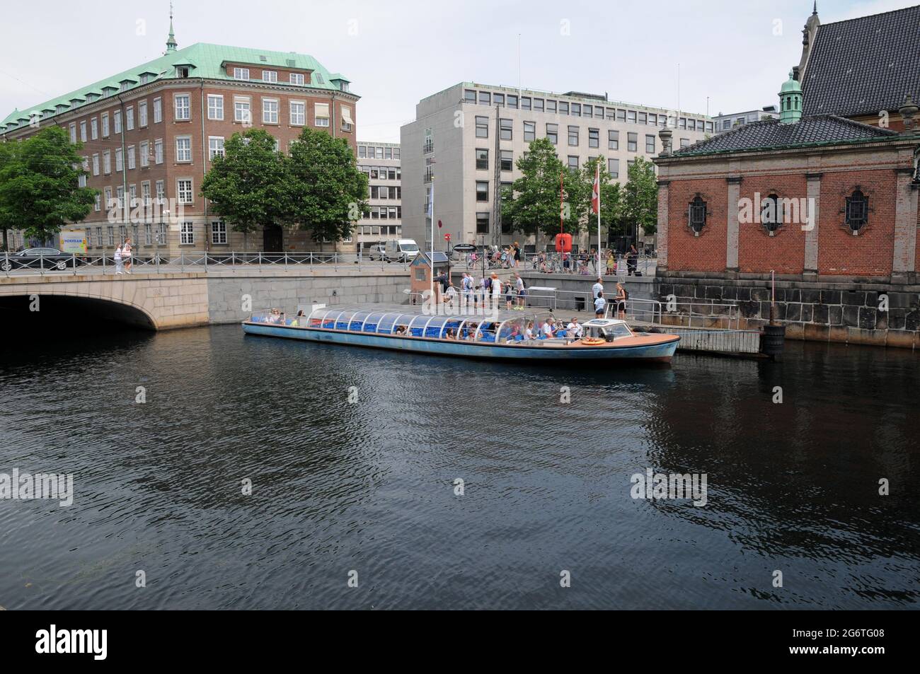 Copenaghen, Danimarca. 08 luglio 2021, il turismo mondiale è tornato in danimarca cappio e il resto della Danimarca crusando barca nel canale di Copenhagen in canpital.(Photo..fra Foto Stock