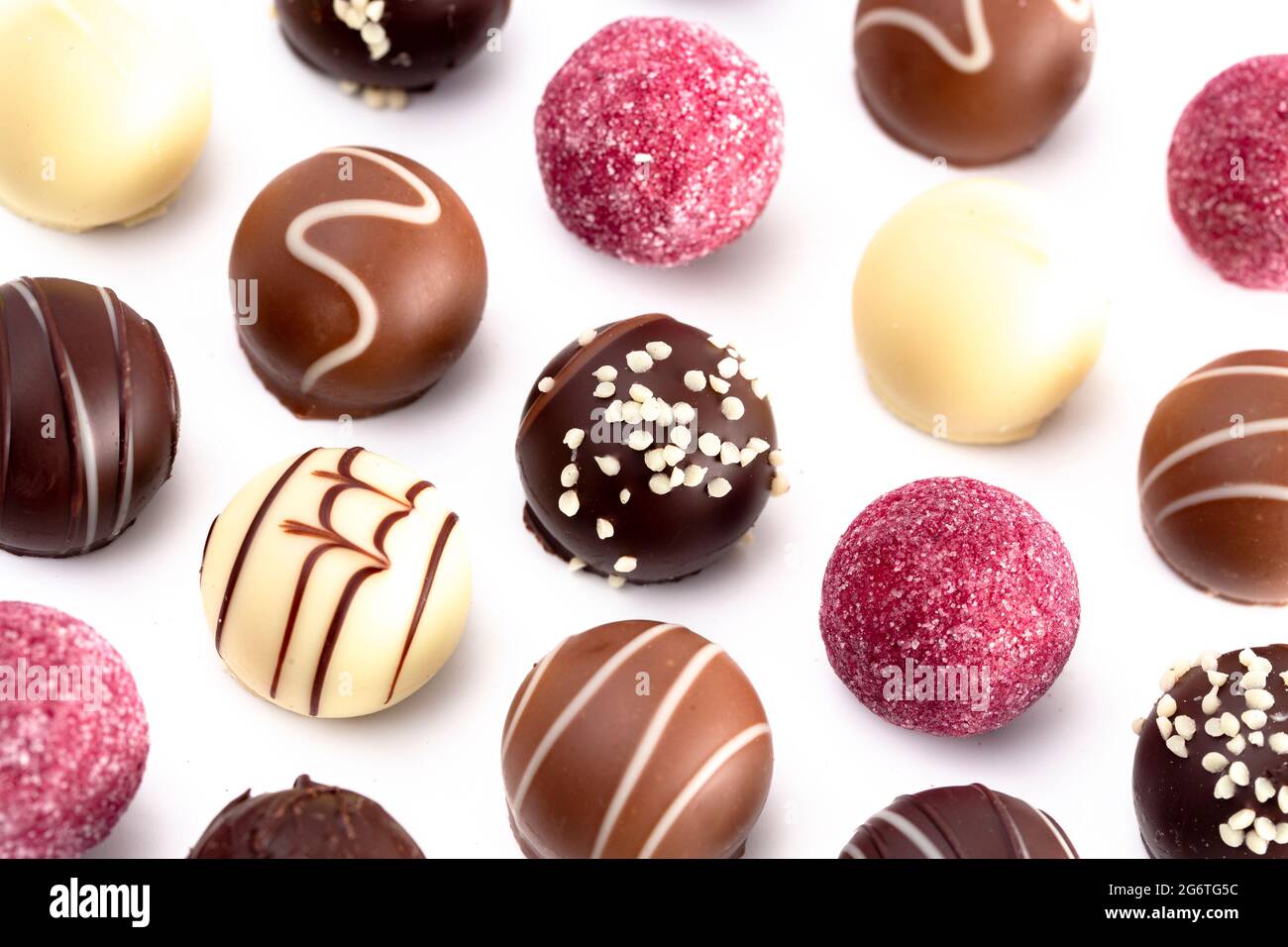 Una varietà di tartufi di cioccolato isolati su uno sfondo bianco Foto Stock