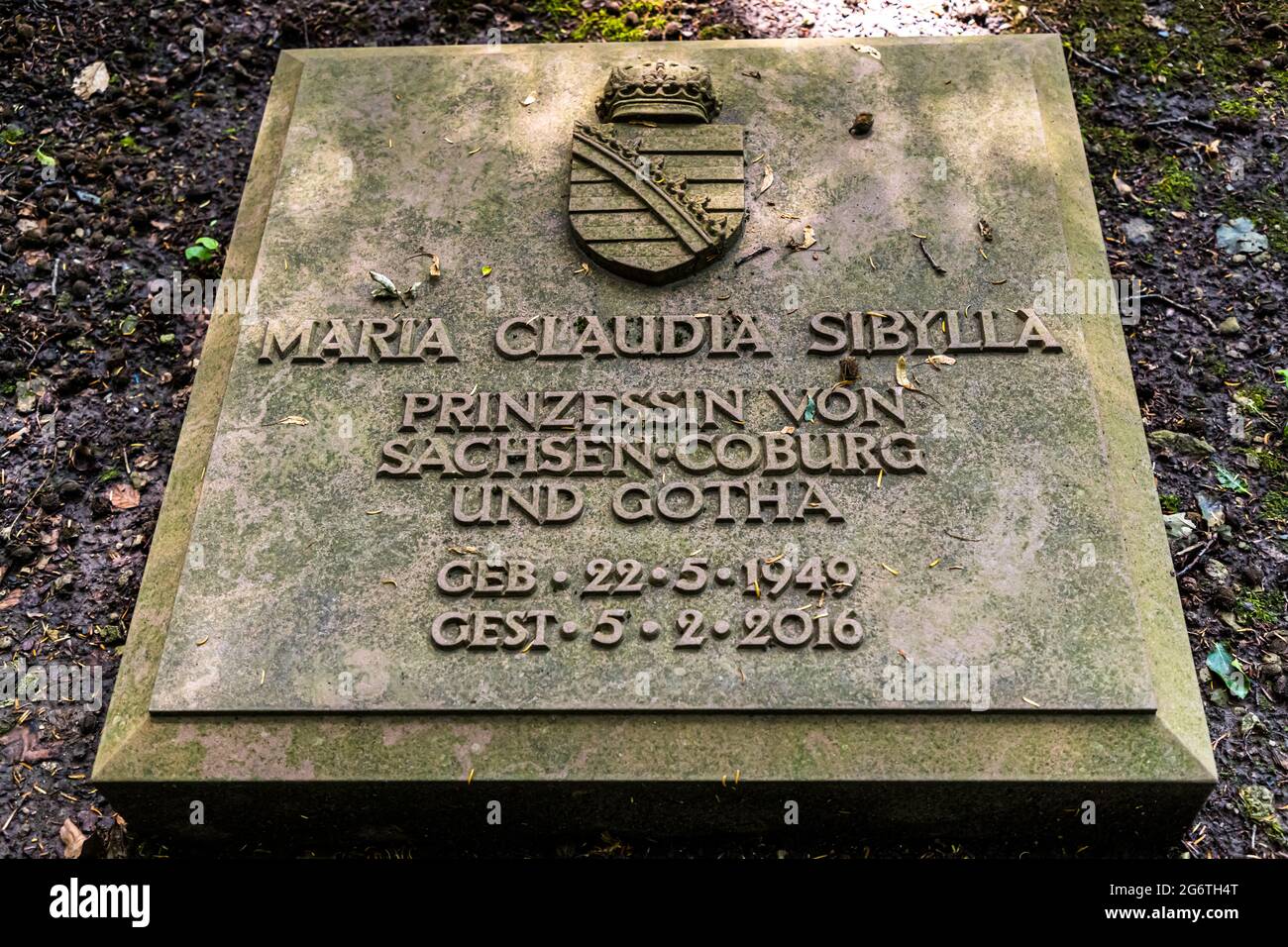 Maria Claudia Sibylla, principessa di Sassonia-Coburgo e Gotha (1949–2016), è sepolta nel cimitero di famiglia dei duchi in una radura boschiva vicino a Coburgo, Germania – le sue date di nascita e morte sono incise sulla lapide. Foto Stock