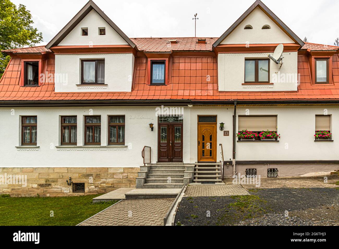 Casa semi-indipendente simmetrica con diverse facciate a Steinach, Germania Foto Stock