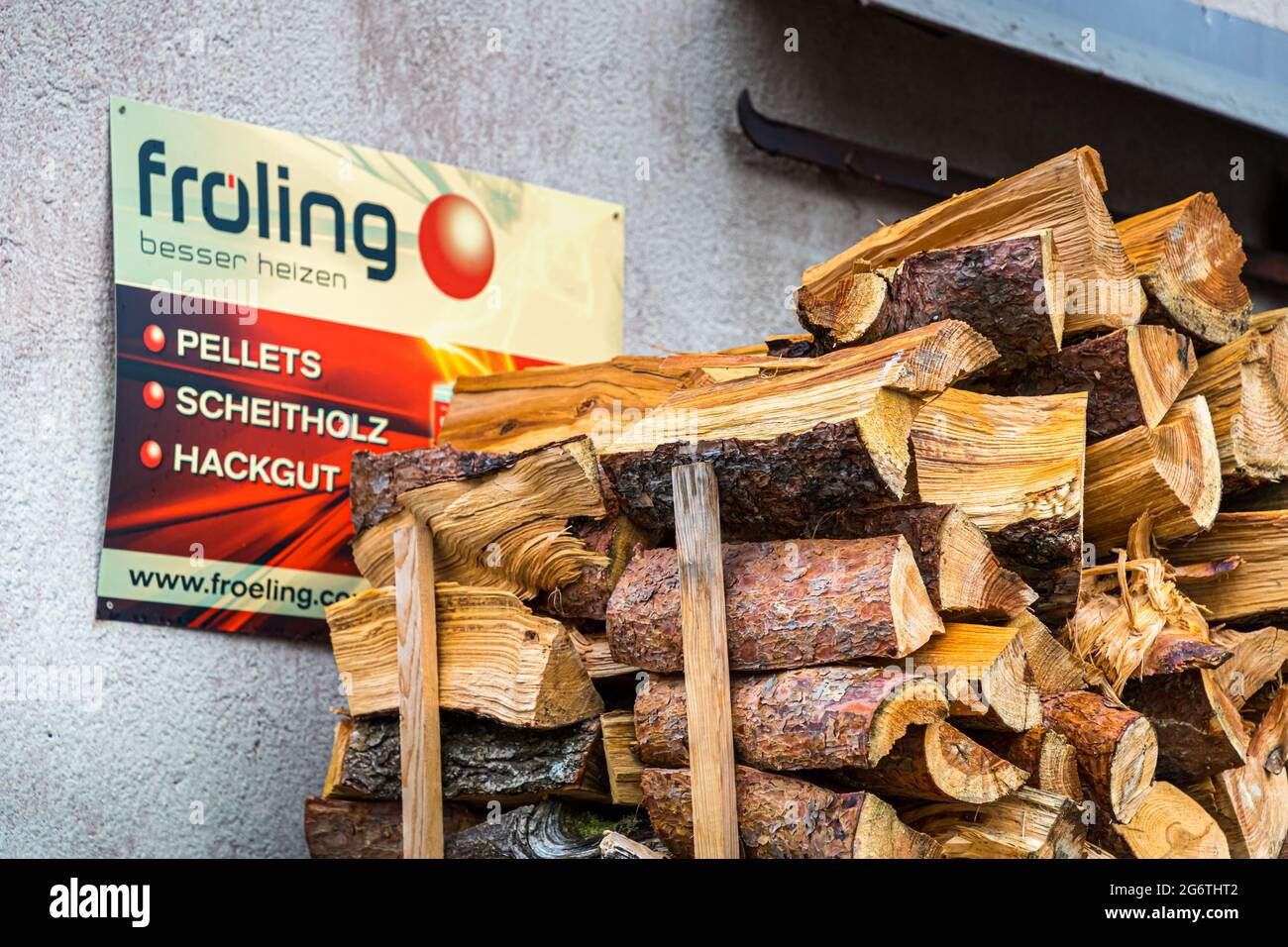 Vendita legna da ardere a Görsdorf. Il villaggio della Germania orientale di Görsdorf era così vicino al confine al tempo della divisione tedesca che era completamente circondato da un muro supplementare. Schalkau, Germania Foto Stock