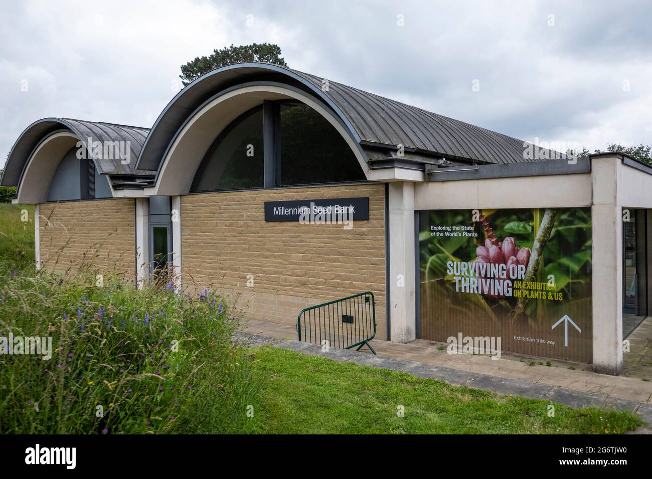 Aringly, Regno Unito. 8 giugno 2021. Esterno della Millennium Seed Bank di Wakehurst, il giardino botanico selvatico di Kew in Sussex, che contiene oltre 2.3 miliardi di semi che rappresentano oltre 39,000 diverse specie di semi immagazzinabili a livello mondiale. È la risorsa genetica più diversificata di specie di piante selvatiche sulla Terra e include una struttura di ricerca automatizzata all'avanguardia e camere di congelamento profondo per conservare i semi a -20°C. Botanici e genetisti germinano e studiano i semi in una struttura a prova di alluvione, bomba e radiazioni. Credit: Stephen Chung / Alamy Live News Foto Stock