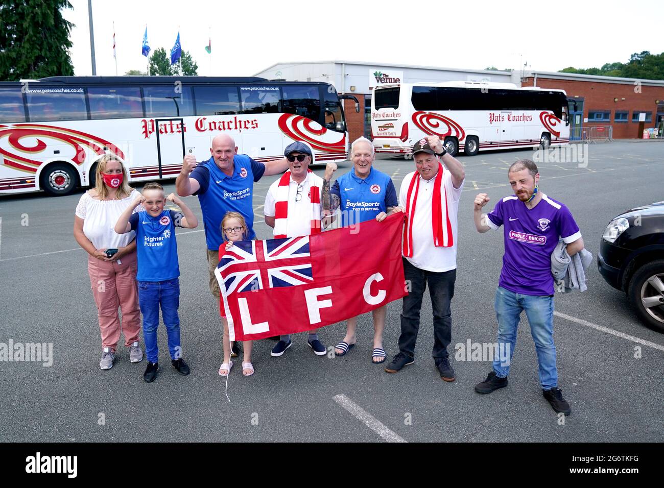 Larne tifosi fuori dai campi davanti alla UEFA Europa Conference League prima prova di qualificazione, prima tappa al Park Hall, Oswestry. Data immagine: Giovedì 8 luglio 2021. Foto Stock