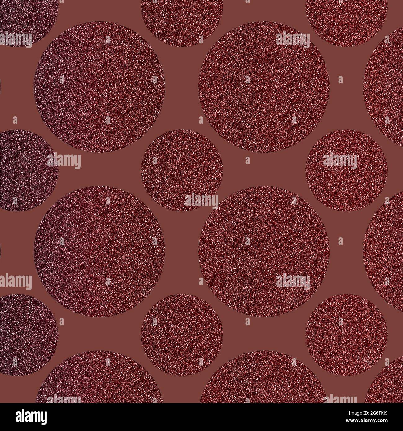 Motivo a puntini con glitter Bordeaux con cerchi di medie e grandi dimensioni su uno sfondo piatto bordeaux a basso contrasto per elementi di design 12x12 e sfondi. Foto Stock