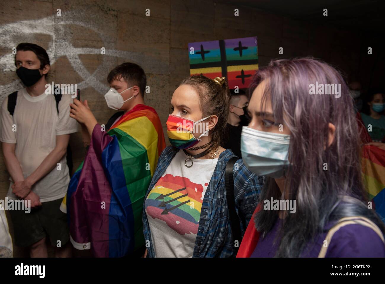 Varsavia, Varsavia, Polonia. 8 luglio 2021. I manifestanti hanno cartelloni e bandiere arcobaleno durante un raduno per mostrare solidarietà con la comunità LGBT georgiana l'8 luglio 2021 a Varsavia, Polonia. Circa un centinaio di persone si sono radunate accanto all'ambasciata della Georgia per mostrare solidarietà alla comunità georgiana LGBT dopo un appello alla sfilata dell'orgoglio di Tbilisi a causa della violenza di gruppi contrari all'evento che ha colpito il loro ufficio e ha preso di mira i suoi partecipanti e giornalisti nella capitale Tbilisi. Credit: Aleksander Kalka/ZUMA Wire/Alamy Live News Foto Stock