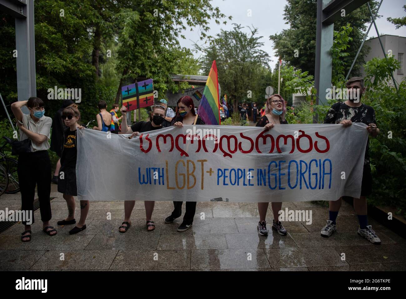 Varsavia, Varsavia, Polonia. 8 luglio 2021. Gli attivisti LGBT hanno un banner accanto all'ambasciata georgiana l'8 luglio 2021 a Varsavia, Polonia. Circa un centinaio di persone si sono radunate accanto all'ambasciata della Georgia per mostrare solidarietà alla comunità georgiana LGBT dopo un appello alla sfilata dell'orgoglio di Tbilisi a causa della violenza di gruppi contrari all'evento che ha colpito il loro ufficio e ha preso di mira i suoi partecipanti e giornalisti nella capitale Tbilisi. Credit: Aleksander Kalka/ZUMA Wire/Alamy Live News Foto Stock