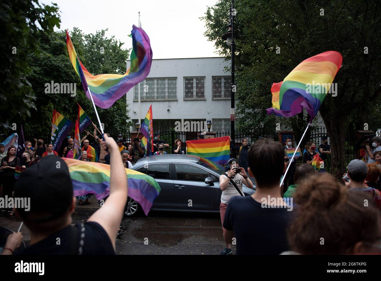 Varsavia, Varsavia, Polonia. 8 luglio 2021. I dimostranti fanno onda di bandiere arcobaleno accanto all'ambasciata georgiana l'8 luglio 2021 a Varsavia, Polonia. Circa un centinaio di persone si sono radunate accanto all'ambasciata della Georgia per mostrare solidarietà alla comunità georgiana LGBT dopo un appello alla sfilata dell'orgoglio di Tbilisi a causa della violenza di gruppi contrari all'evento che ha colpito il loro ufficio e ha preso di mira i suoi partecipanti e giornalisti nella capitale Tbilisi. Credit: Aleksander Kalka/ZUMA Wire/Alamy Live News Foto Stock