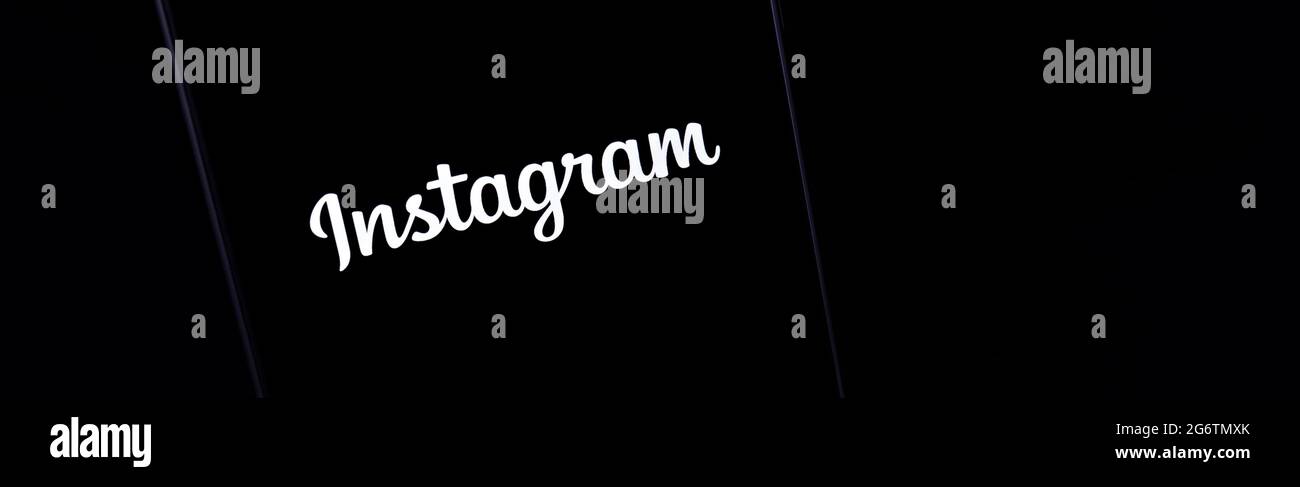 Banner editoriale sul tema Instagram. Foto illustrativa per notizie su Instagram - servizio di social network per la condivisione di foto e video Foto Stock