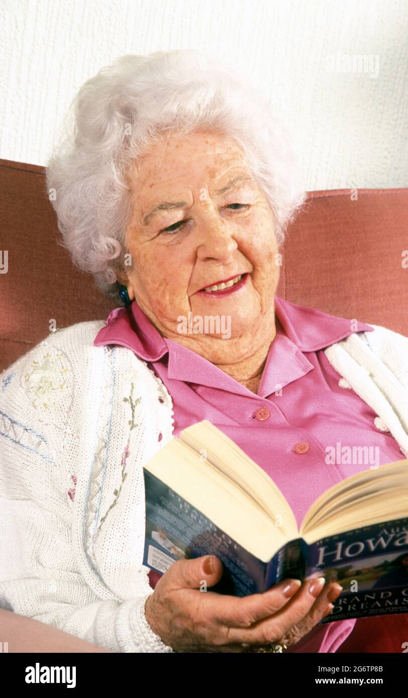 Donna anziana la lettura Foto Stock