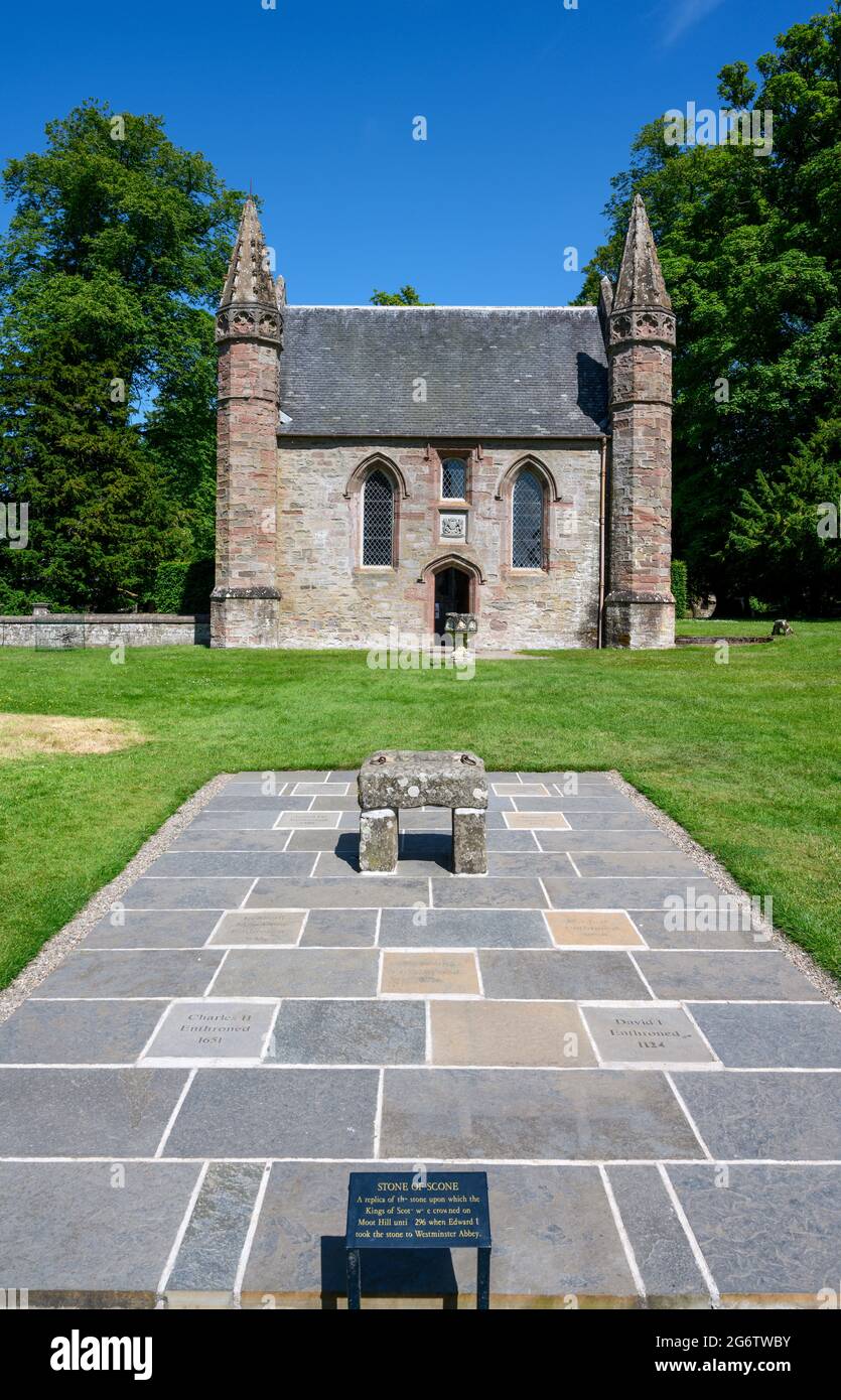 La cappella su Moot Hill con una replica della pietra di Scone di fronte, Scone Palace, Perth, Scozia, Regno Unito Foto Stock