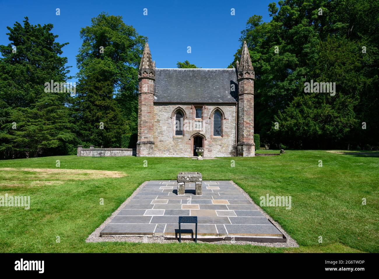 La cappella su Moot Hill con una replica della pietra di Scone di fronte, Scone Palace, Perth, Scozia, Regno Unito Foto Stock