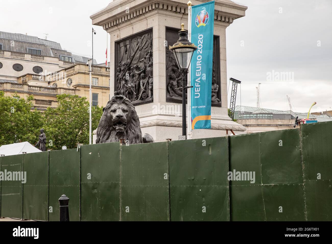 Trafalgar Square, Londra, Regno Unito. 8 luglio 2021. Sono in corso i preparativi per una Fan zone in Trafalgar Square. Un enorme schermo mostrerà la finale UEFA EURO 2020 Inghilterra vs Italia il 11 luglio 2021. Foto Stock