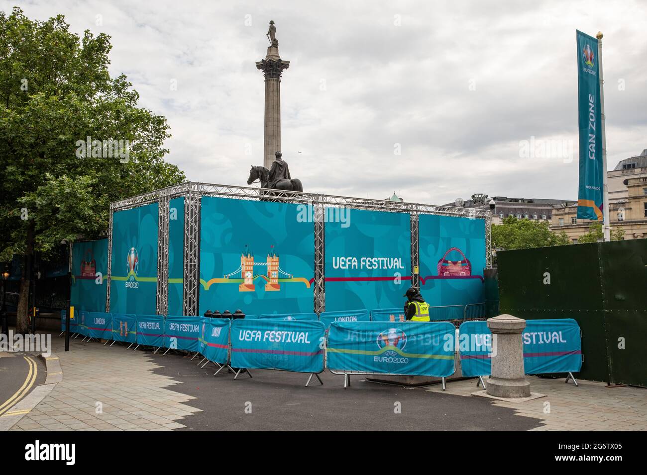 Trafalgar Square, Londra, Regno Unito. 8 luglio 2021. Sono in corso i preparativi per una Fan zone in Trafalgar Square. Un enorme schermo mostrerà la finale UEFA EURO 2020 Inghilterra vs Italia il 11 luglio 2021. Foto Stock