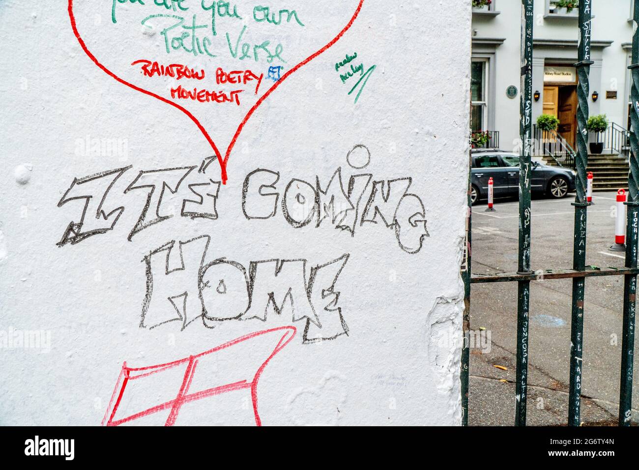 Euro 21 graffiti sulla famosa parete degli Abbey Road Studios a nord di Londra con il messaggio "la sua venuta a casa", il simbolo che l'Inghilterra ha raggiunto la loro prima grande finale in 55 anni. Foto Stock