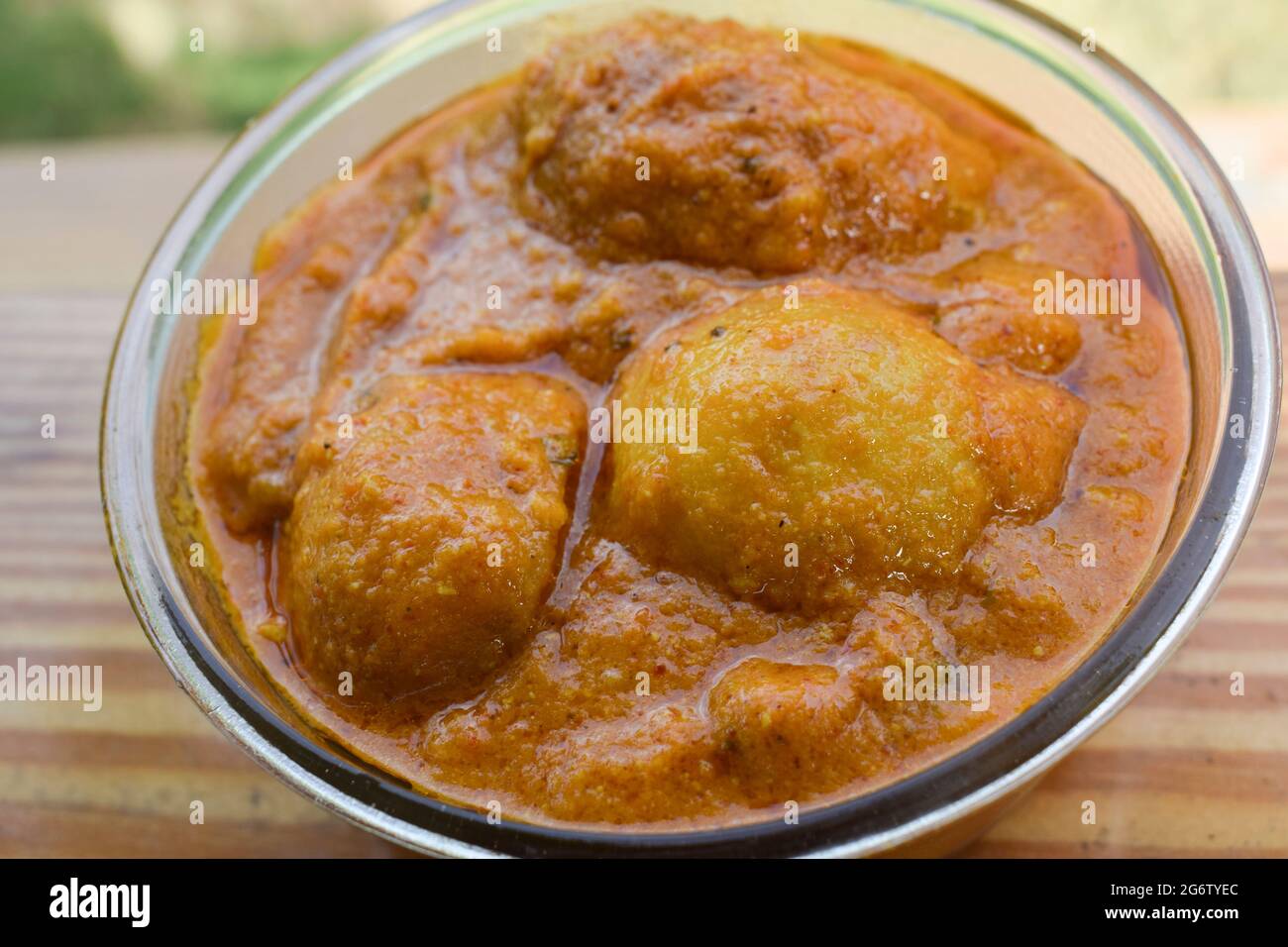 Popolare piatto laterale del punjabi dell'India del Nord, aloo con sugo. Ricetta alimentare indiana patate da bambino verdure mangiate con riso o cappati serviti in ciotola Foto Stock