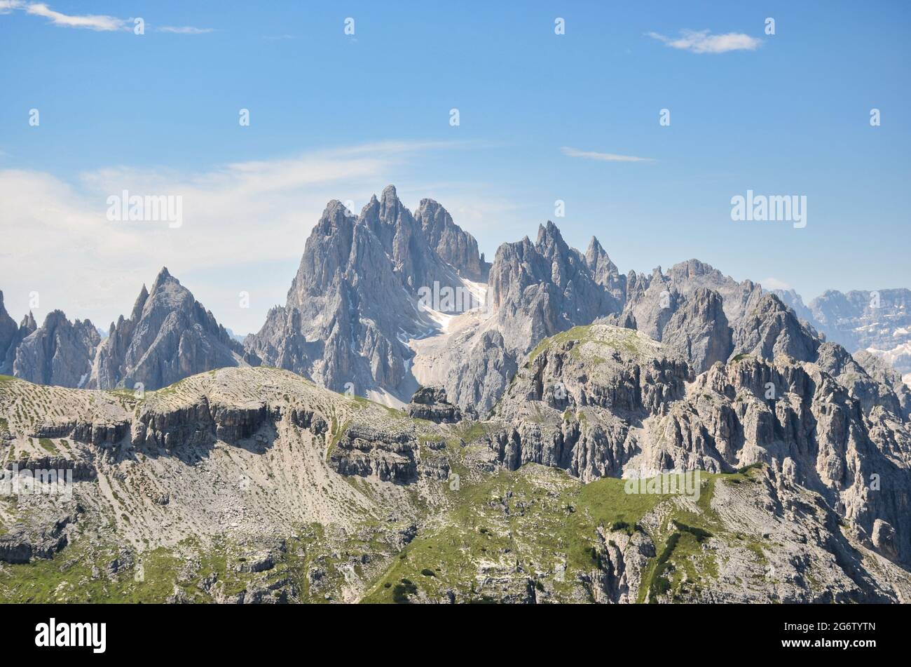 Una grande montagna sullo sfondo. Ciadin de Rinbianco, dolomiti in italia, bellissimo paesaggio, escursioni e trekking Foto Stock