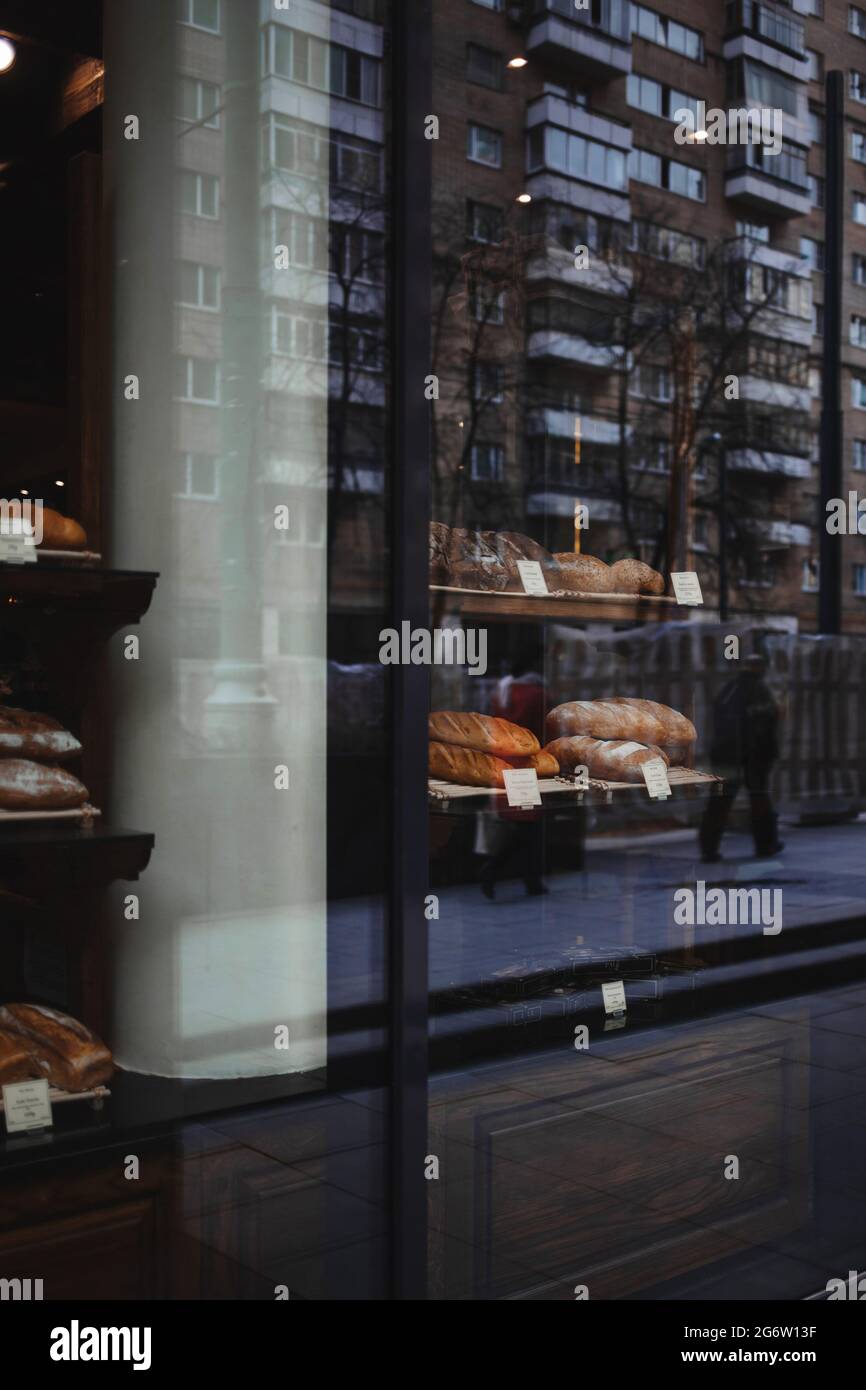 Vetrina di una piccola panetteria su una strada di Mosca. Riflessione nella finestra Foto Stock