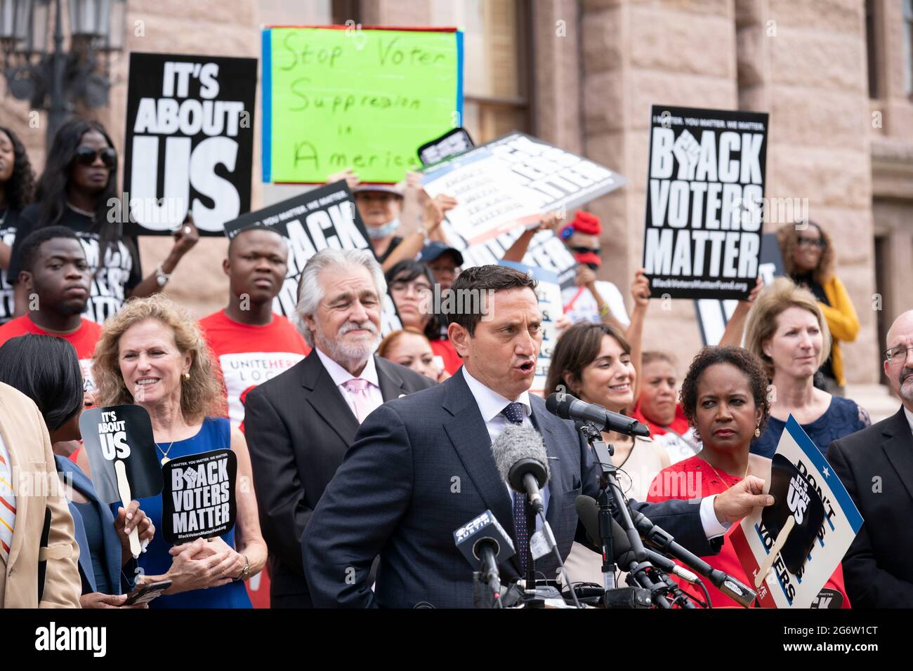 Una coalizione di gruppi per i diritti di voto, tra cui la questione degli elettori neri e il diritto del Texas di votare il raduno della Coalizione al Campidoglio per decidare i titoli di supressione degli elettori che Gov difende. Greg Abbott. Al microfono è la Rep. Di Stato Trey Martinez-Fischer, D-San Antonio. Credit: Bob Daemmrich/Alamy Live News Foto Stock