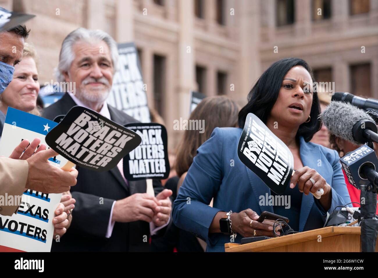 La Rep. Nicole Collier, D-Fort Worth, guida una coalizione di gruppi per i diritti di voto, tra cui Black elettori Matter e Texas Right to Vote Coalition rally at the Capitol, per decrire i titoli di supressione degli elettori che sono stati promosse da Gov. Greg Abbott. Credit: Bob Daemmrich/Alamy Live News Foto Stock