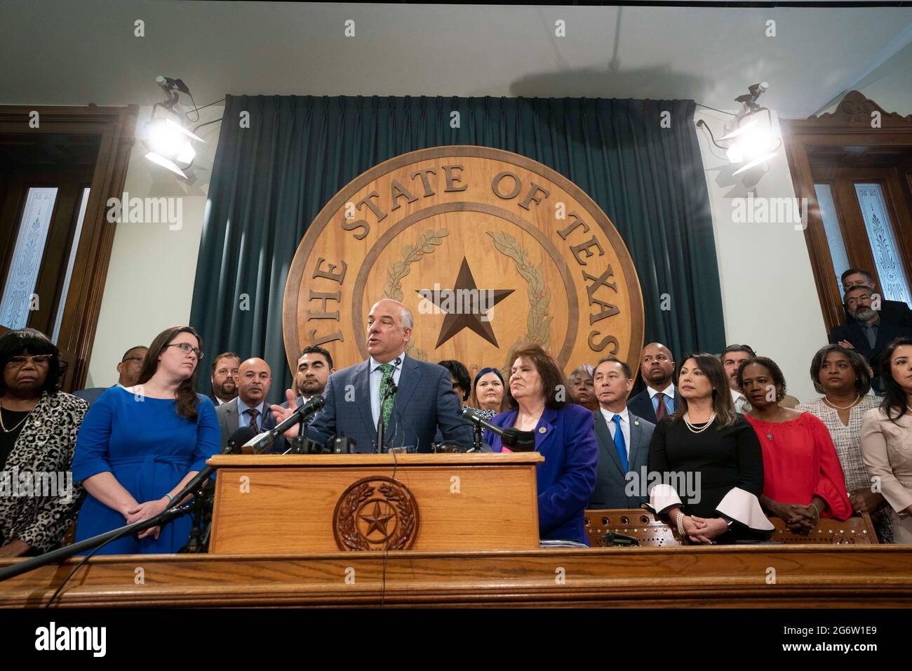 La Rep. Chris Turner, D-Grand Prairie, guida la risposta del cauco democratico a Gov. Sessione speciale di Greg Abbott giovedì. Credit: Bob Daemmrich/Alamy Live News Foto Stock
