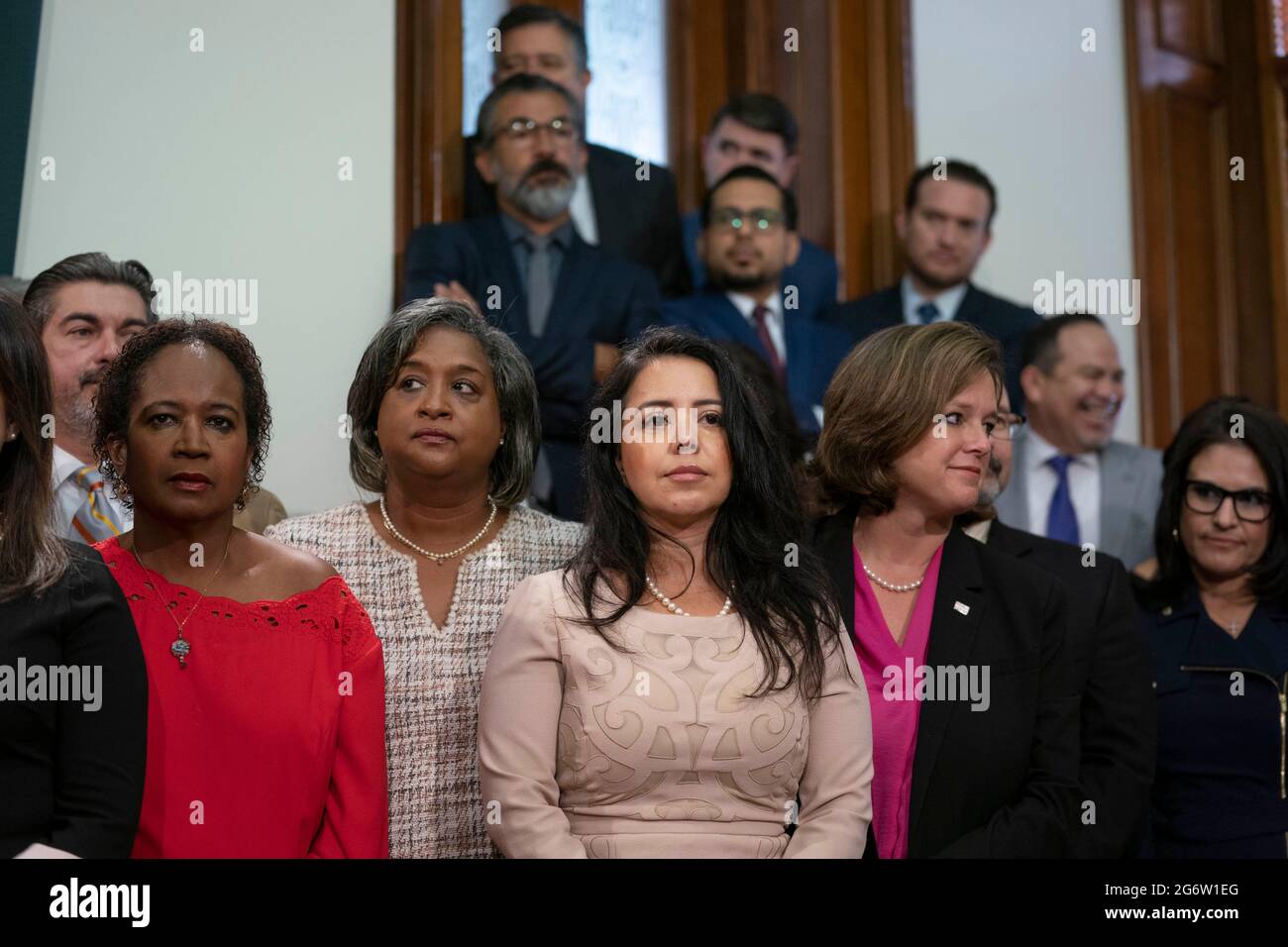 Rappresentanti di Stato democratici. Cheryl Cole, D-Austin, Rhetta Bowers, D-Rowlett, Victoria Neave, D-Dallas e Re. Ann Johnson, D-Houston, ascoltate la conferenza stampa il primo giorno della sessione speciale dell'8 luglio 2021. Credit: Bob Daemmrich/Alamy Live News Foto Stock