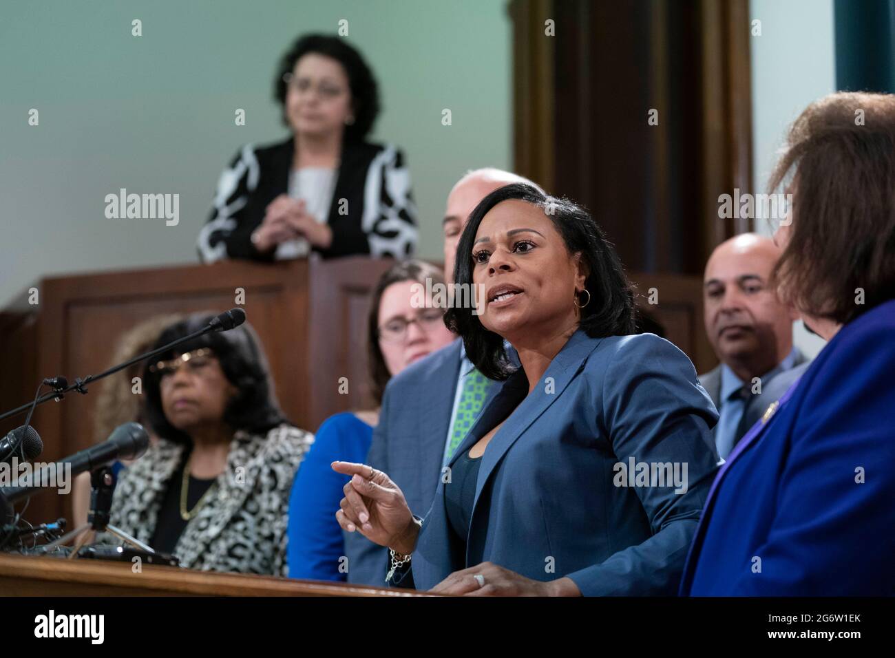 La Rep. Nicole Collier, D-Fort Worth, parla alla stampa di Gov. Gli sforzi di intimidazione dell'elettore di Greg Abbott durante la sessione speciale dell'8 luglio 2021. Credit: Bob Daemmrich/Alamy Live News Foto Stock