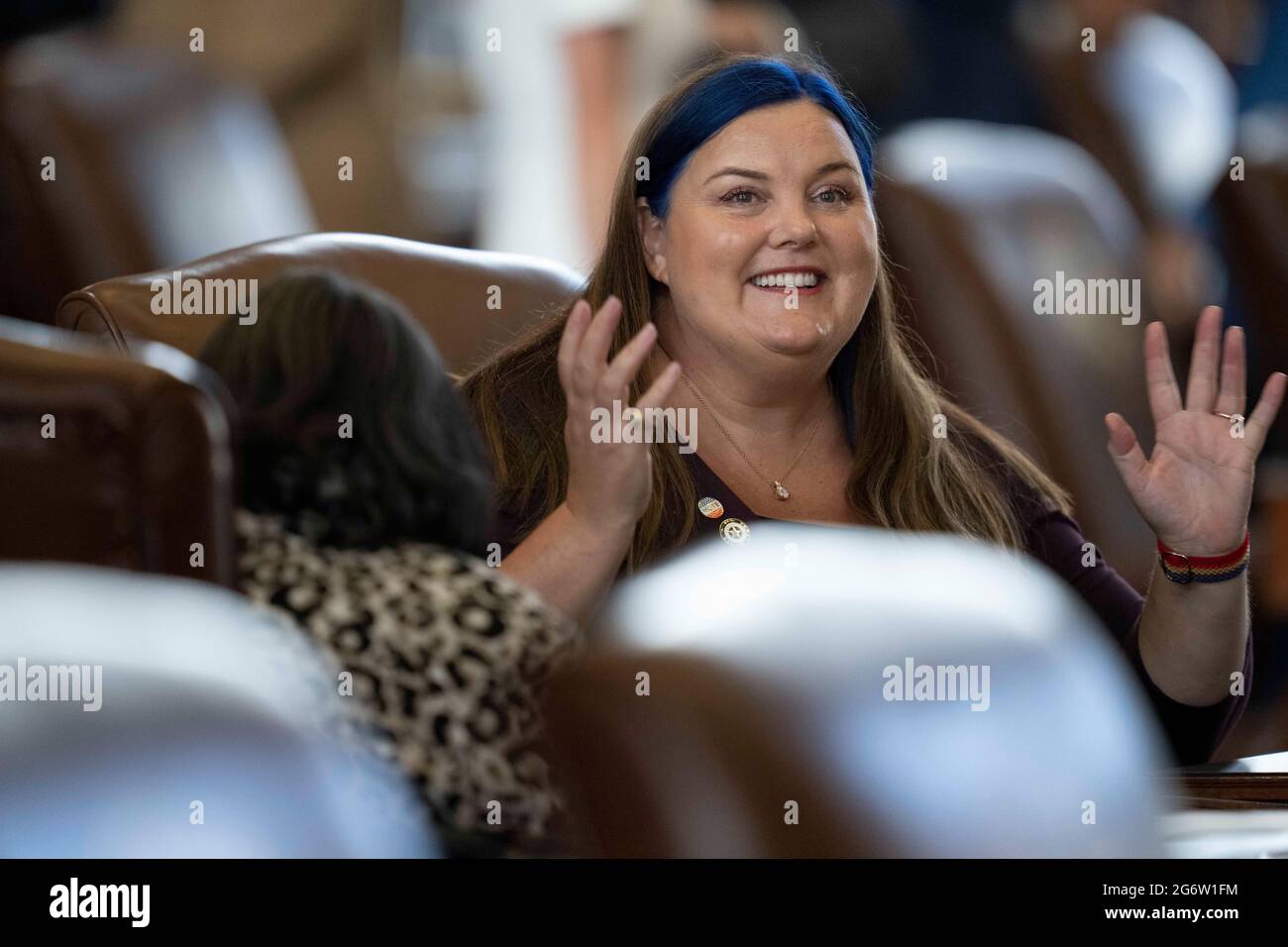 La Rep. Di Stato Michelle Beckley, D-Carrollton, saluta un collegio per iniziare la sessione speciale l'8 luglio 2021. Credit: Bob Daemmrich/Alamy Live News Foto Stock