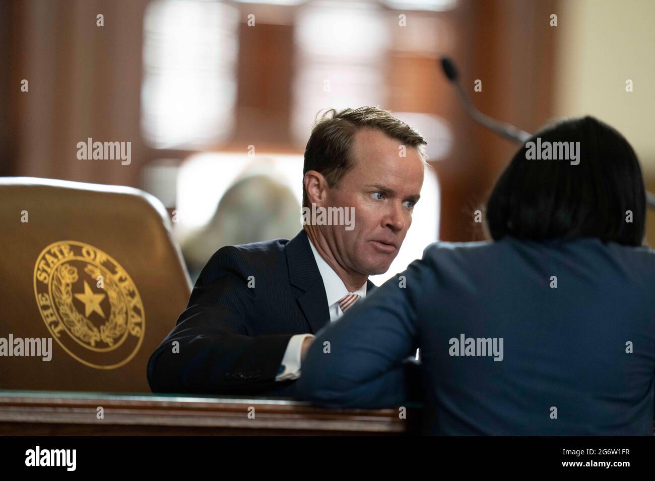 Il portavoce della casa Dade Phelan, R-Beaumont, parla con Jessica Gonzales, D-Dallas, durante la prima sessione speciale chiamata l'8 luglio 2021. Credit: Bob Daemmrich/Alamy Live News Foto Stock