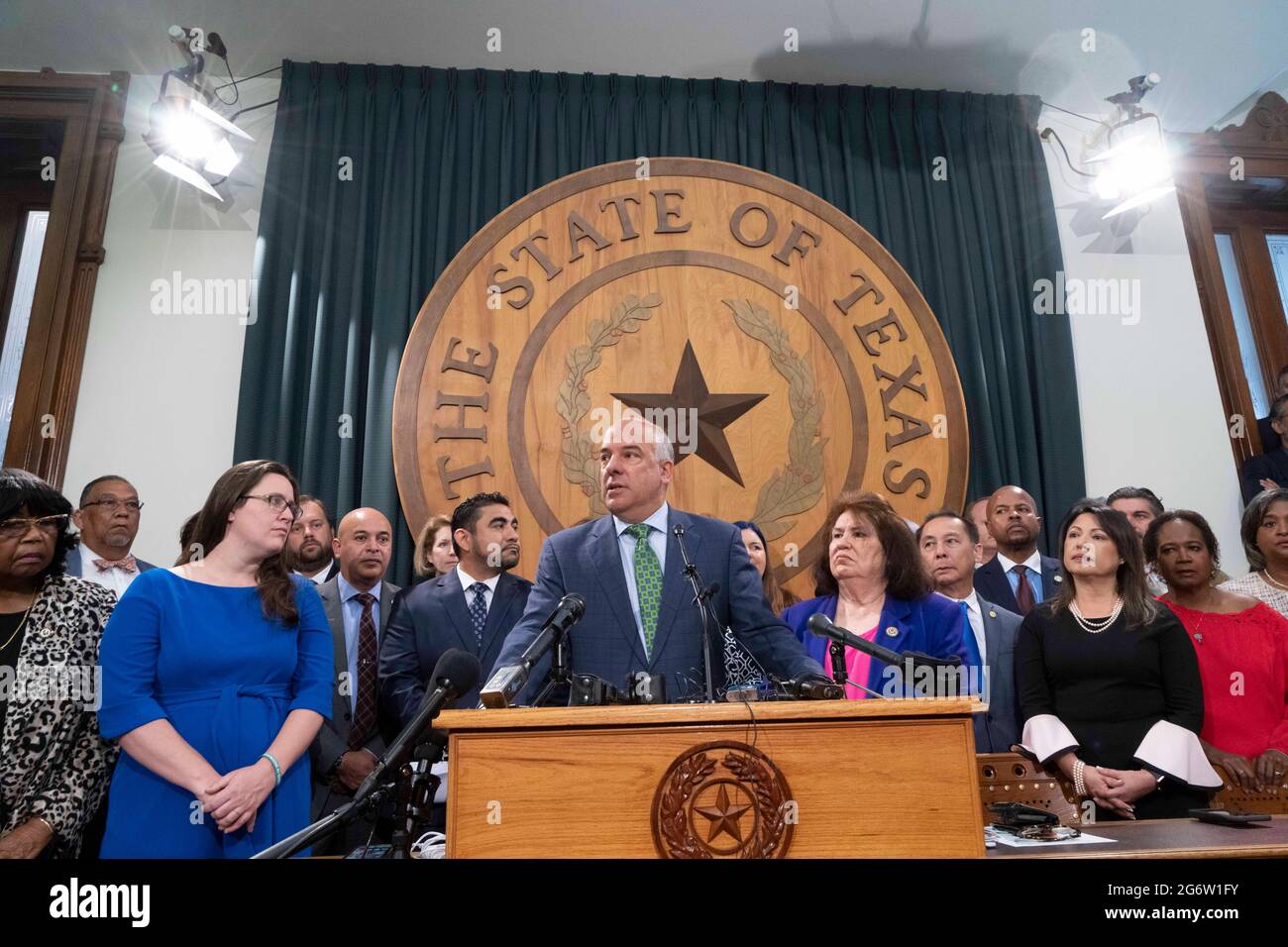 La Rep. Chris Turner, D-Grand Prairie, guida la risposta del cauco democratico a Gov. Sessione speciale di Greg Abbott giovedì. Credit: Bob Daemmrich/Alamy Live News Foto Stock