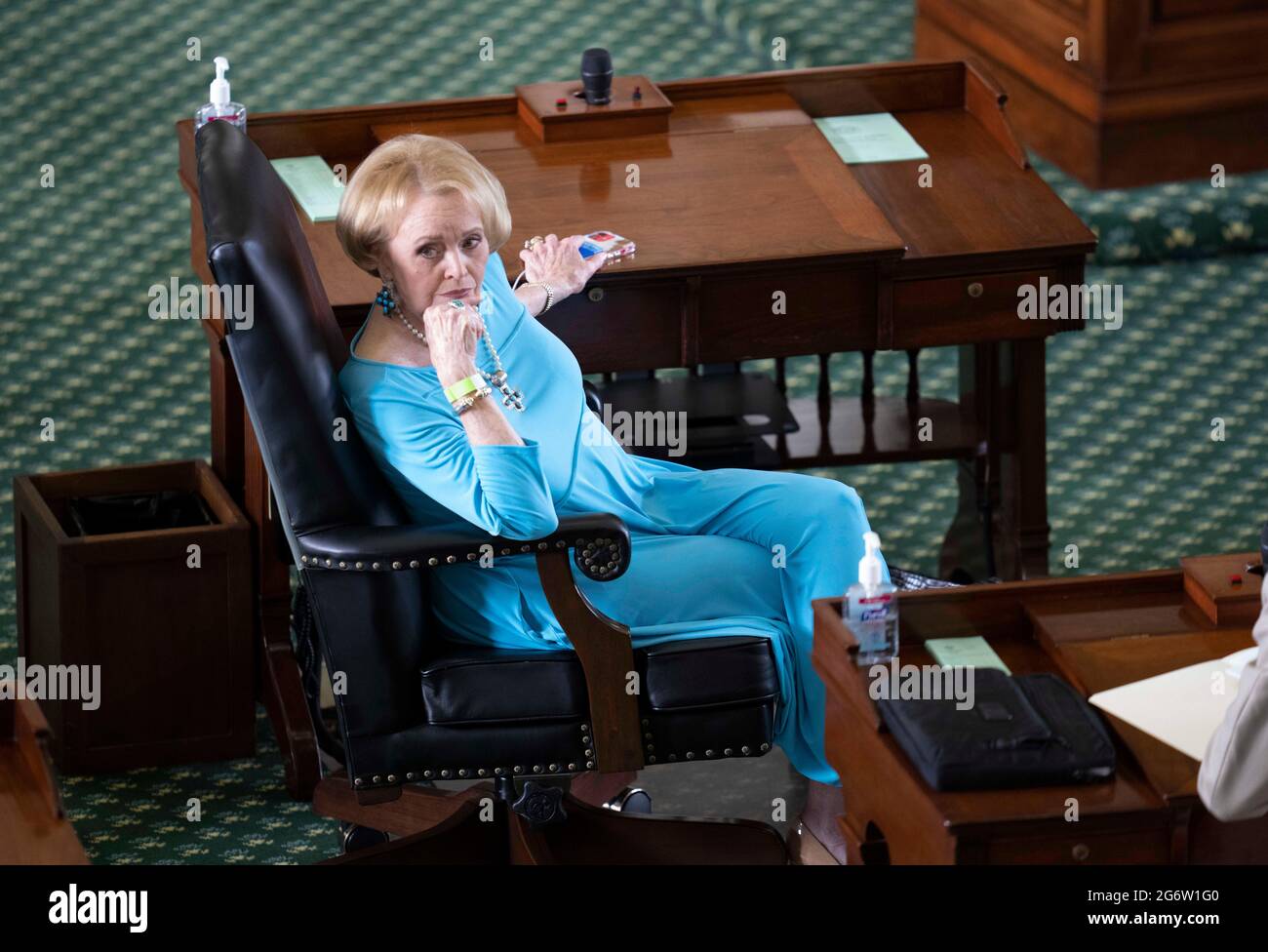 Il senatore di Stato Beverly Powell, D-Burleson, ascolta un oratore al Senato durante un breve dibattito per iniziare la sessione speciale dell'8 luglio 2021. Credit: Bob Daemmrich/Alamy Live News Foto Stock