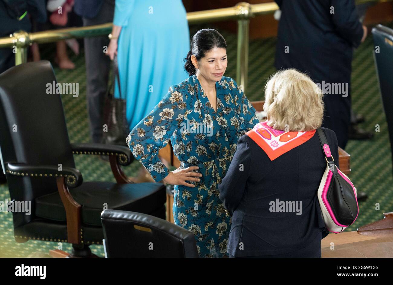 Il Sen. Carol Alvarado, D-Houston, parla con il Sen. Jane Nelson, r, in pensione, durante l'apertura della sessione speciale dell'8 luglio 2021. Credit: Bob Daemmrich/Alamy Live News Foto Stock