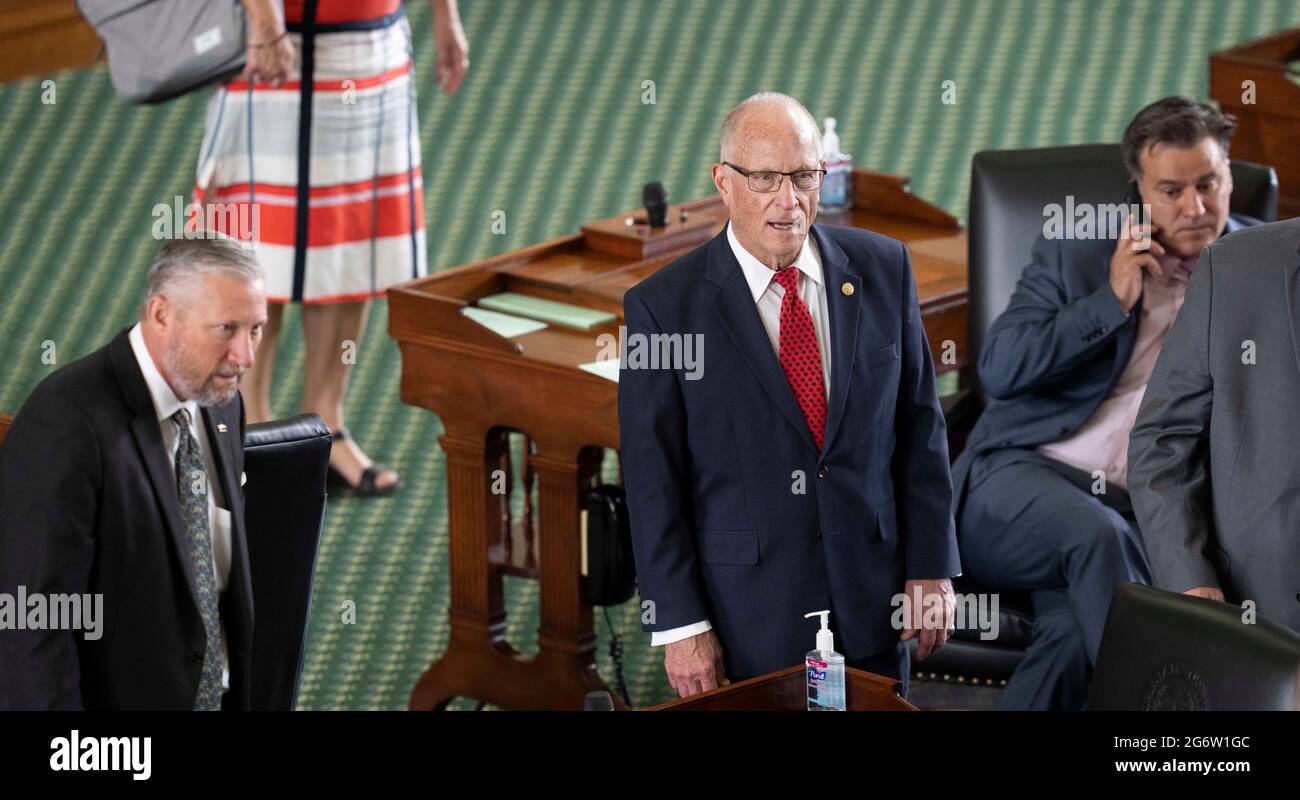Se. Drew Springer, R-Muenster, Sen. Bob Hall, R-Edgewood e Sen. Roland Gutierrez, D-San Angelo, al Senato, l'8 luglio 2021. Credit: Bob Daemmrich/Alamy Live News Foto Stock