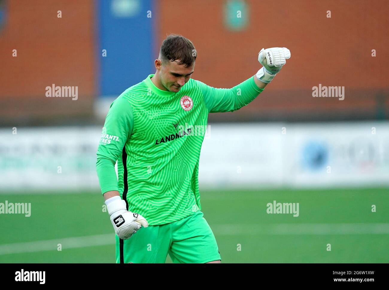 Il portiere di Larne Rohan Ferguson fa gesti ai tifosi alla fine della prima prova di qualificazione della UEFA Europa Conference League, prima partita a Park Hall, Oswestry. Data immagine: Giovedì 8 luglio 2021. Foto Stock