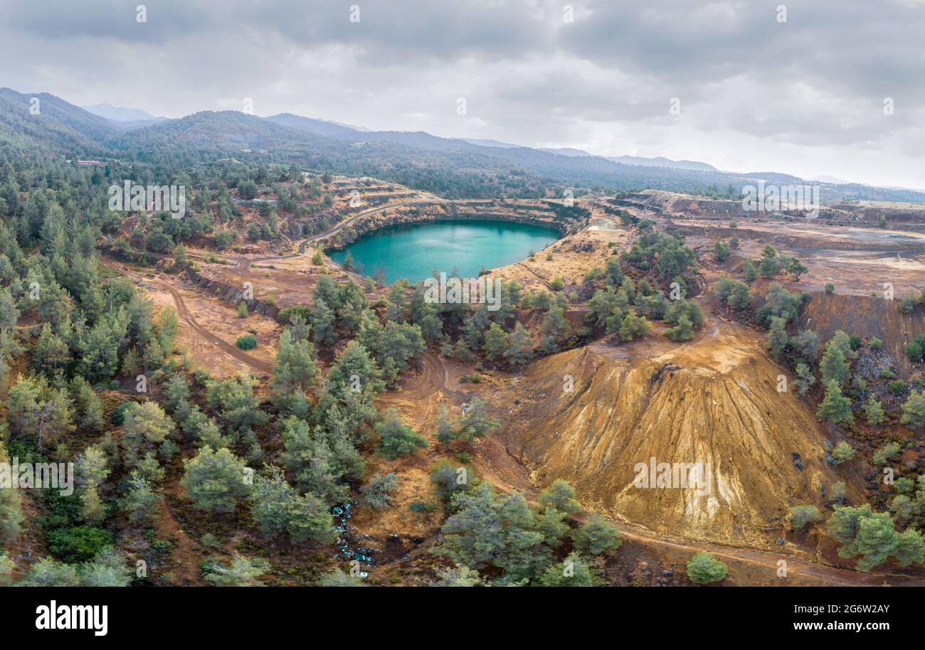 Ripristino di terreni danneggiati da operazioni minerarie nei pressi di Kapedes, Cipro. L'area è piena di minerali di rame e depositi di solfuro Foto Stock