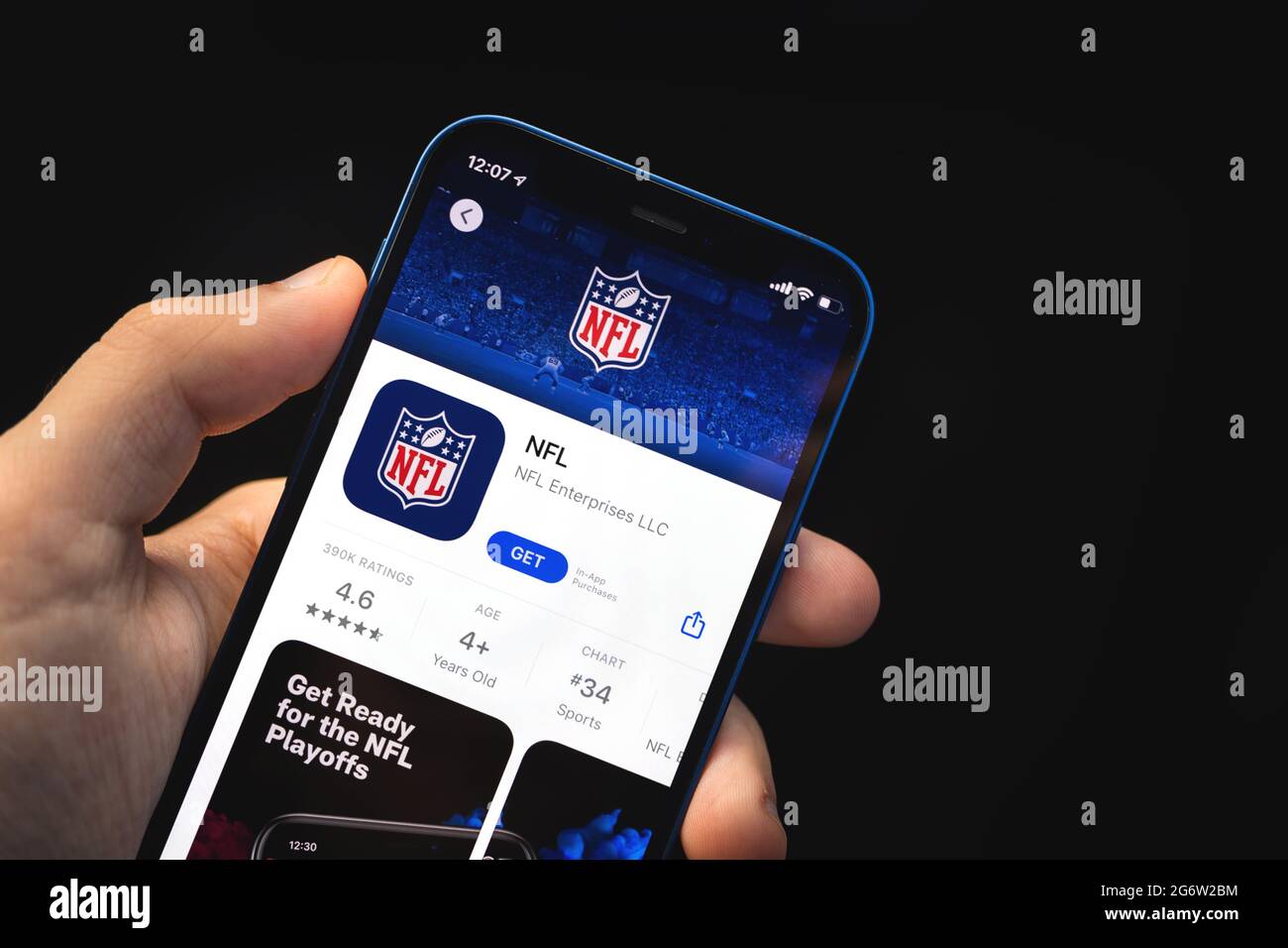 Kharkov, Ucraina - 4 giugno 2021: App NFL, uomo tenere telefono cellulare con applicazione sullo schermo Foto Stock