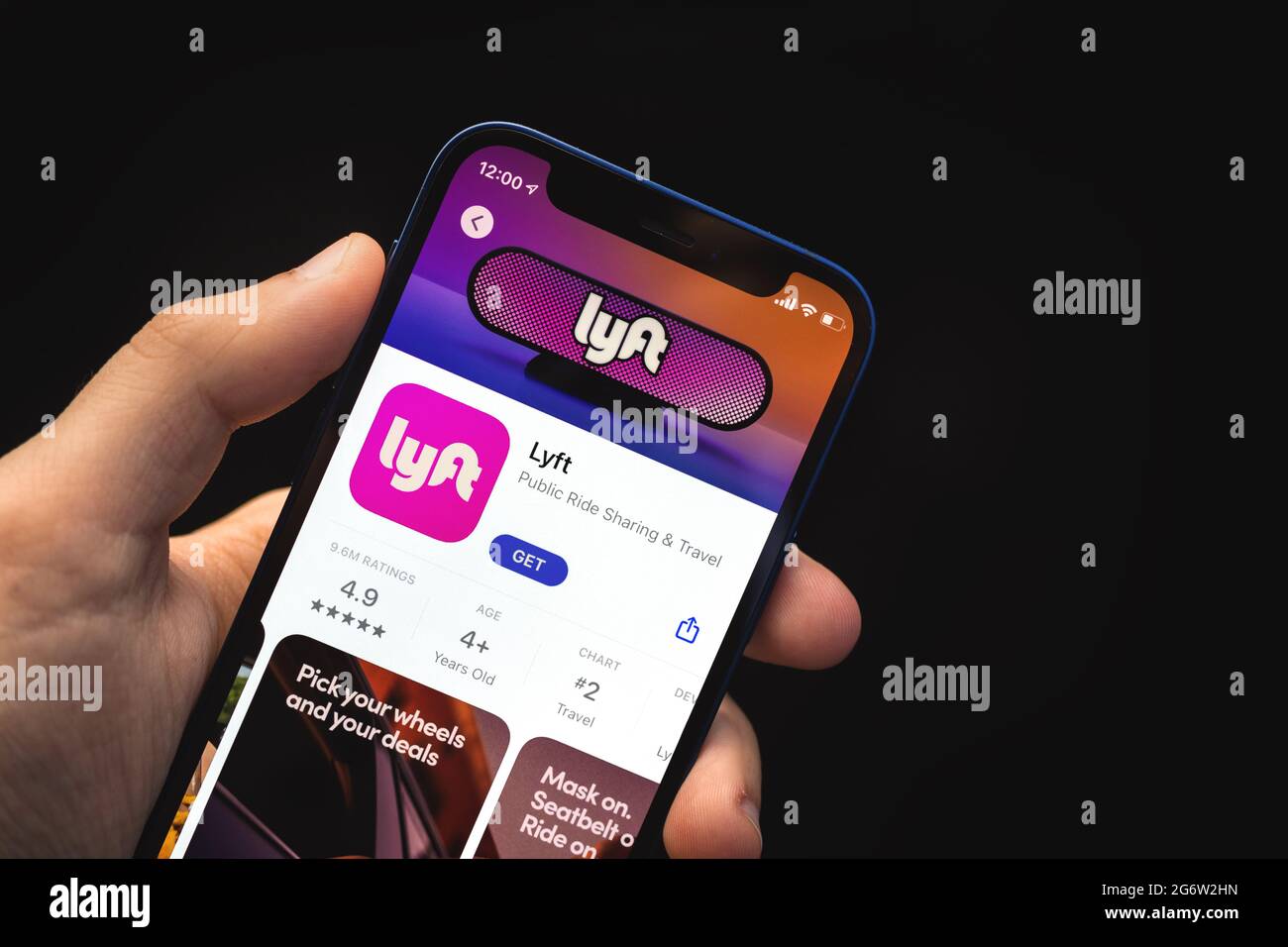 Kharkov, Ucraina - 4 giugno 2021: Uomo tenere telefono cellulare e utilizzare l'app Lyft Foto Stock