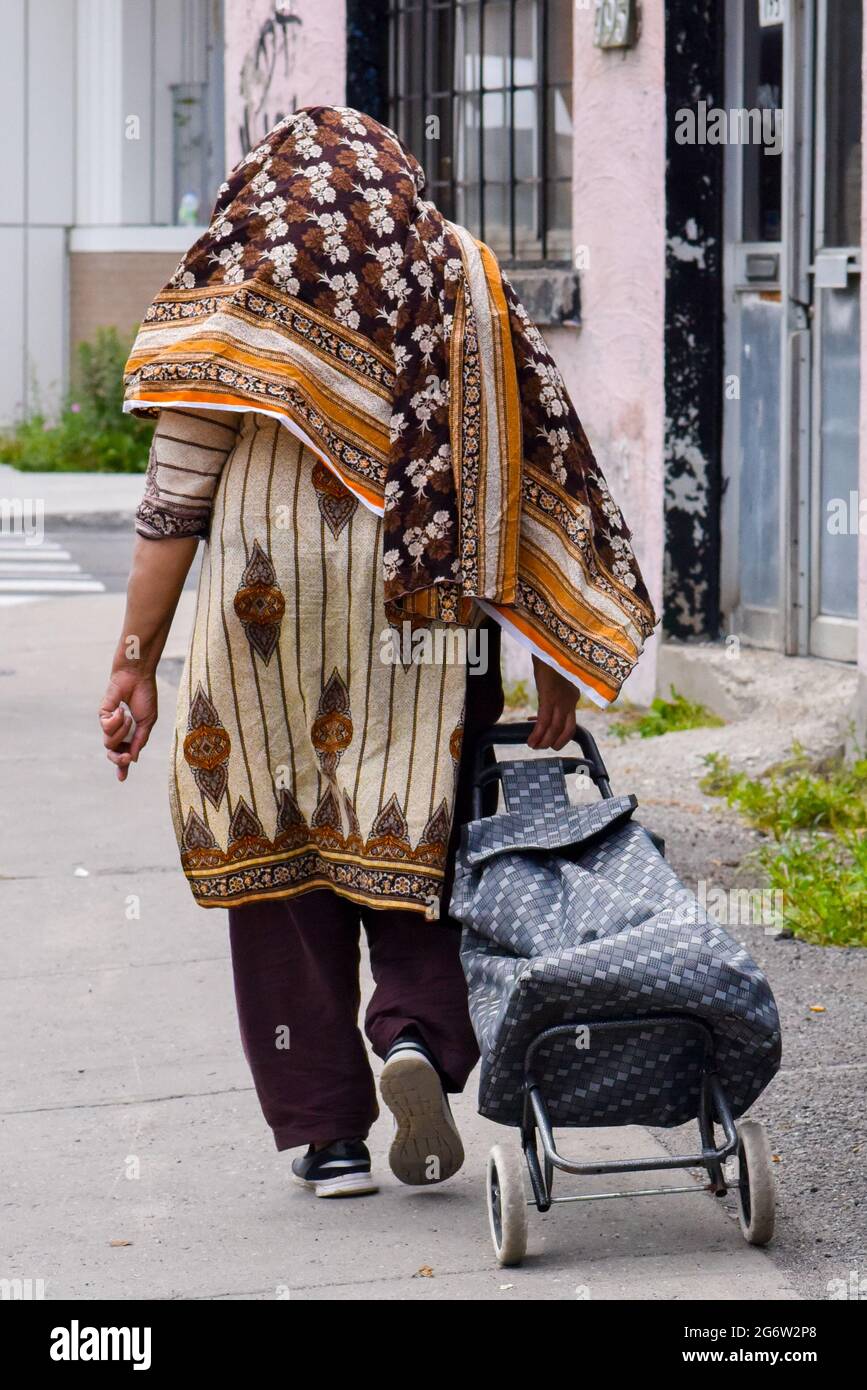 Immigrato musulmano donna nordafricana, Montreal Canada Foto Stock