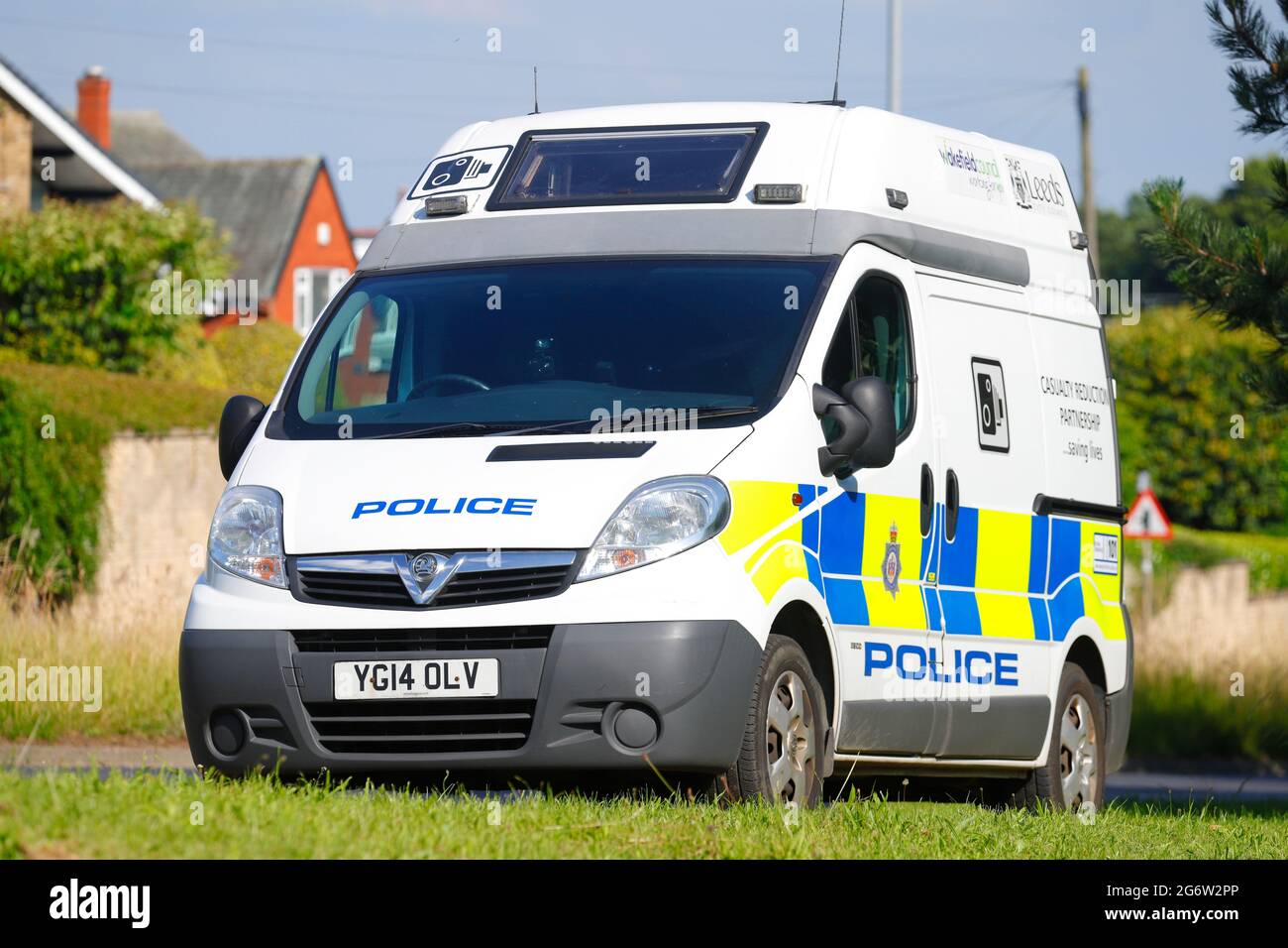 Polizia mobile autovelox van in funzione su Leeds Road in Rothwell, Leeds, West Yorkshire, UK Foto Stock
