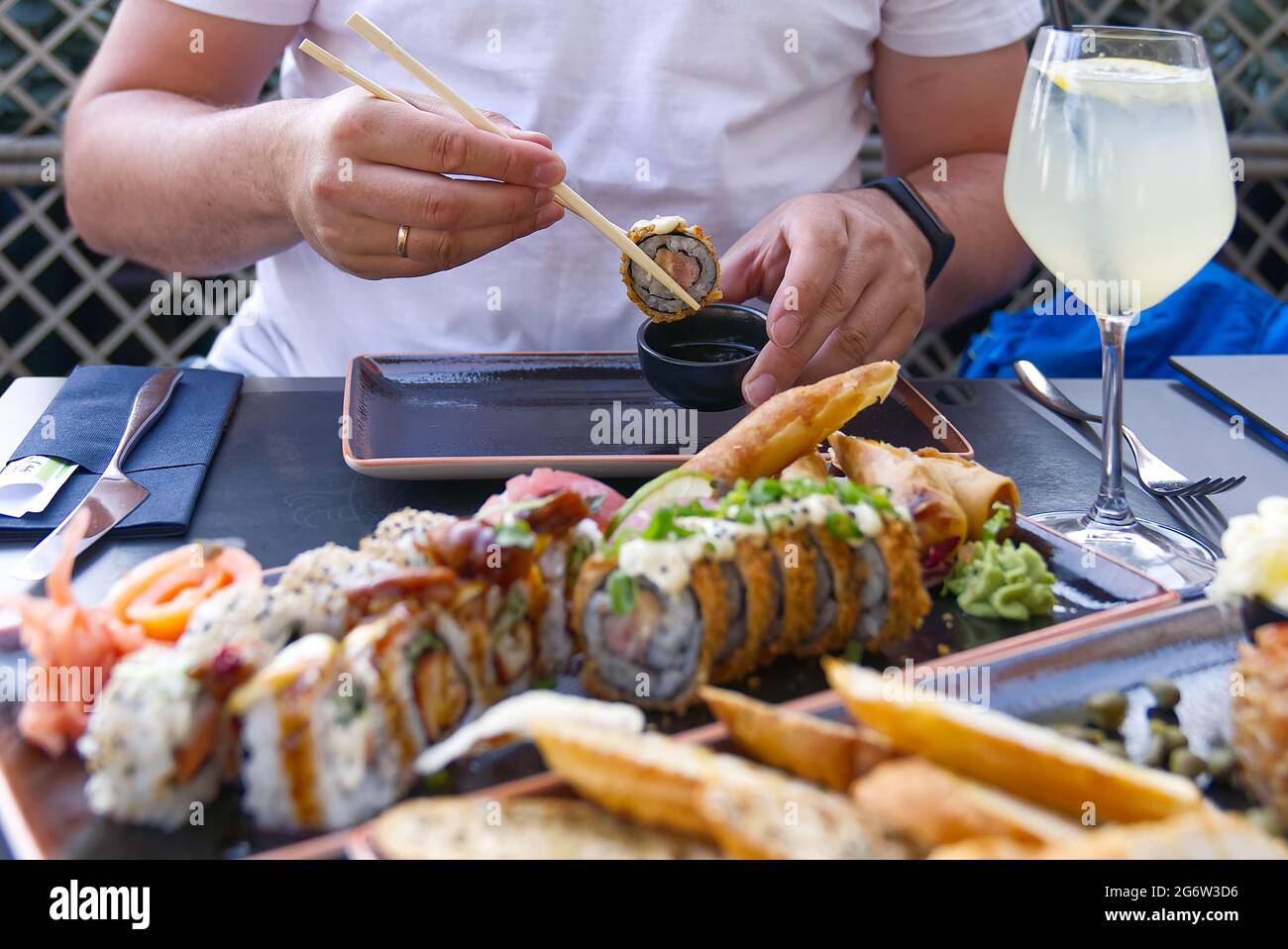 mangiare sushi con chopsticks al ristorante sushi Foto Stock