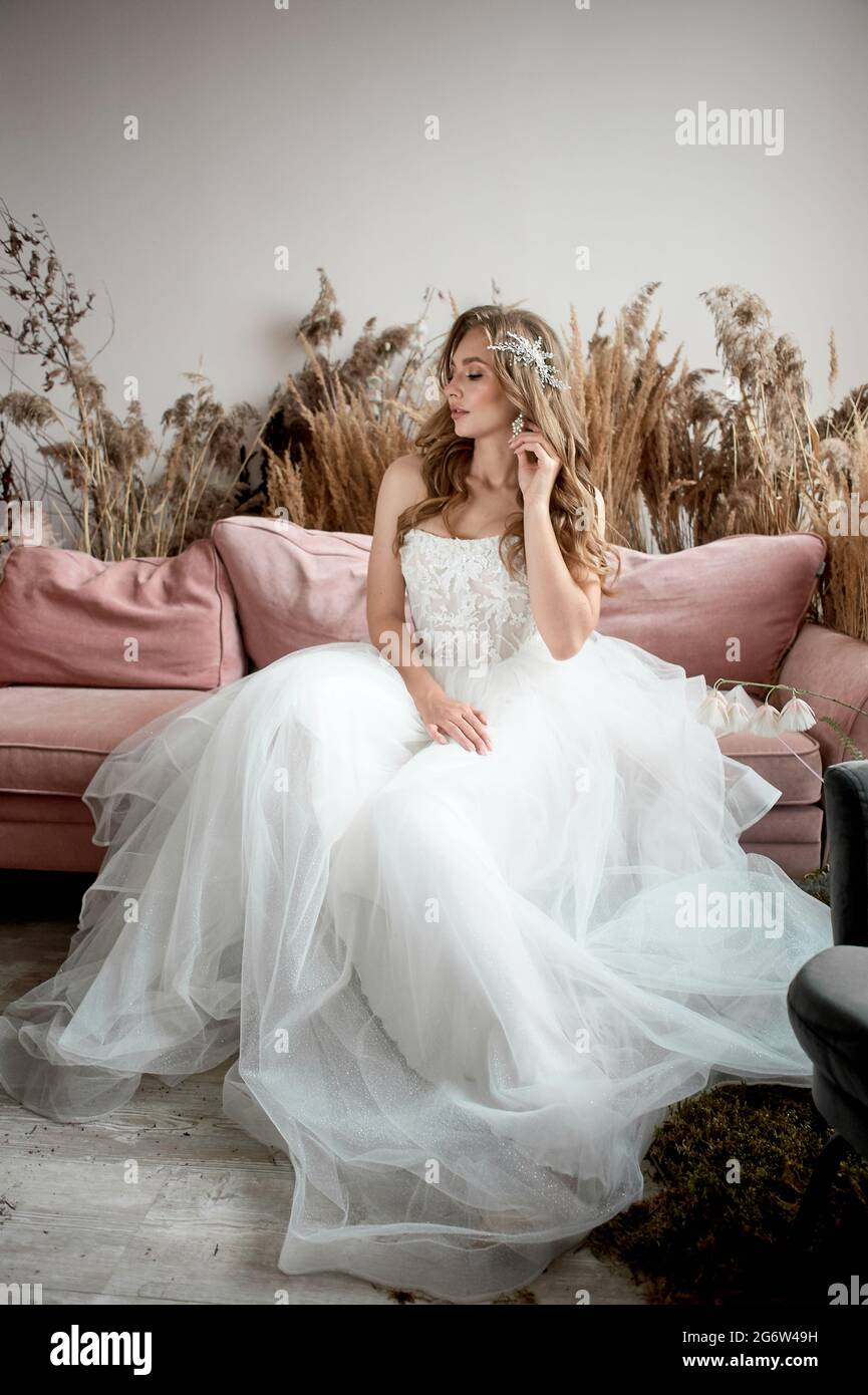 Ritratto di elegante bella sposa con abito da sposa di moda. Foto Stock