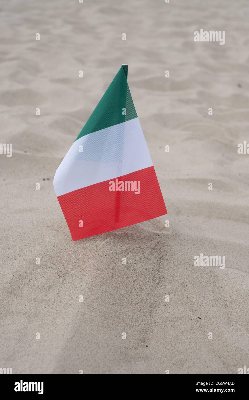 Bandiera d'Italia su fondo sabbioso. Foto Stock