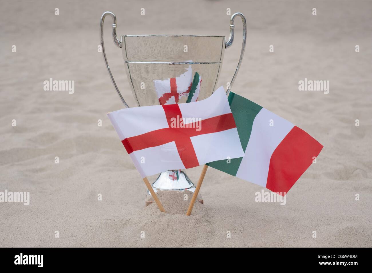 Le squadre nazionali in Italia e in Inghilterra si incontrano in finale. Europa calcio. Foto Stock