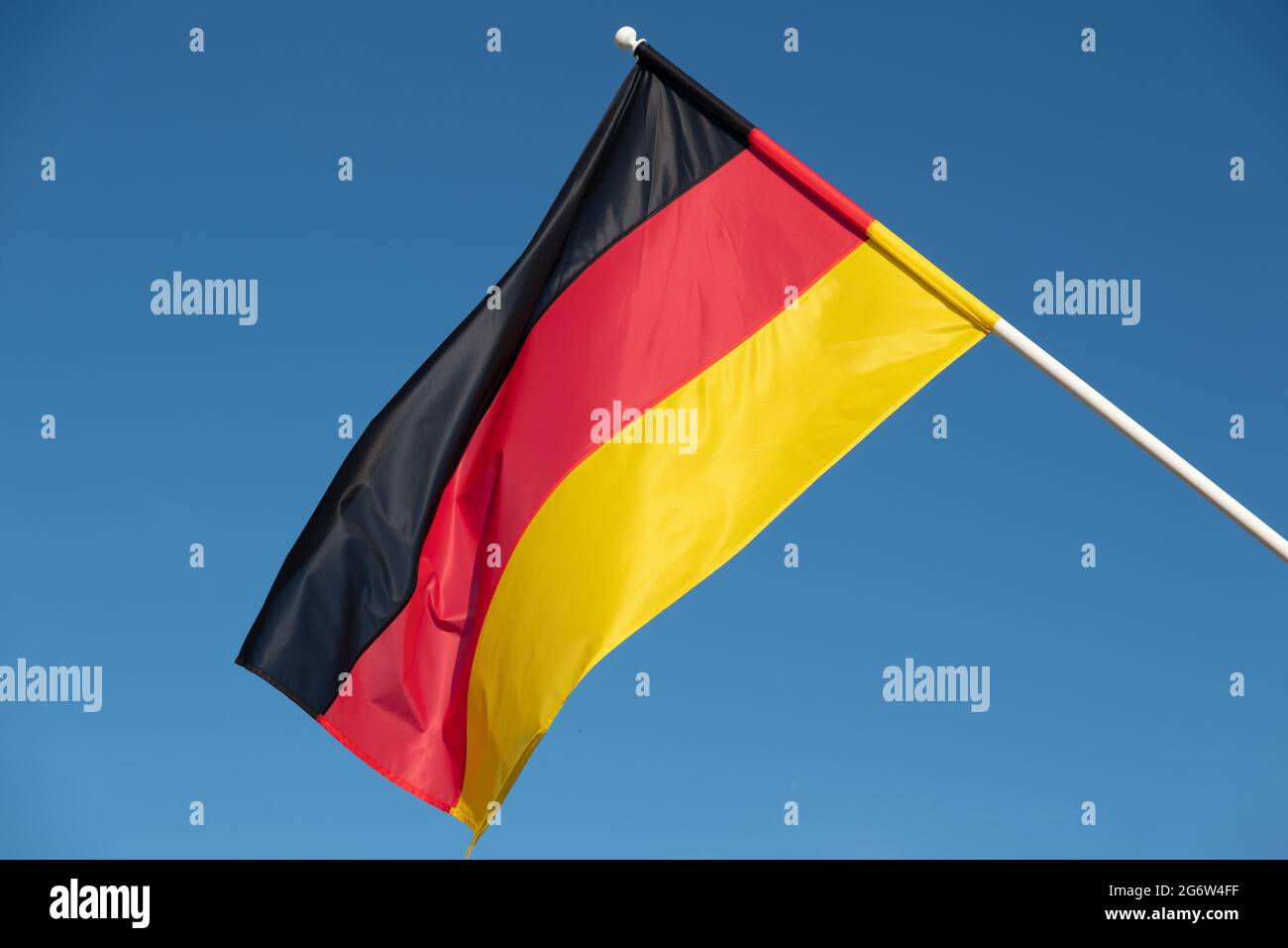 Bandiera della Germania su sfondo blu cielo. Foto Stock